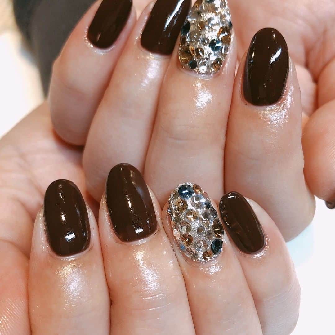 ネイルサロンEmbellir横浜店さんのインスタグラム写真 - (ネイルサロンEmbellir横浜店Instagram)「💅 . . 埋め尽くしネイル！！ . . 深い#ボルドーカラー に#ポイント で#ストーン埋め尽くし ♪ . 派手になりすぎずおしゃれですね！ . . ☆ご予約はお電話または、ホットペッパーにて☆ . . アカウントをクリックするとホットペッパーのURLがございます！！是非アクセスしてください！！ . . #オフィスネイル #ネイルサロン #ネイルデザイン  #ネイルアート #女子力ネイル #シンプルネイル  #横浜ネイルサロン #embellir #アンベリール  #ショートネイル #大人ネイル #トレンドネイル  #おしゃれネイル #大人女子ネイル #人気ネイル  #パラジェル #hpb_nail #ジェルネイル #springnails  #春ネイル #💅 #ネイル好きな人と繋がりたい #横浜  #横浜ネイルサロン #埋め尽くしネイル #ストーンネイル」4月11日 15時12分 - embellir111