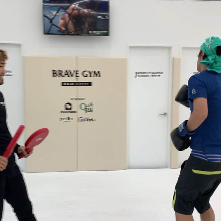 岸本加世子のインスタグラム：「かよちゃんトレーニング。お約束編。#brave gym#芦田崇宏 #岸本篤史 #やついいちろう」