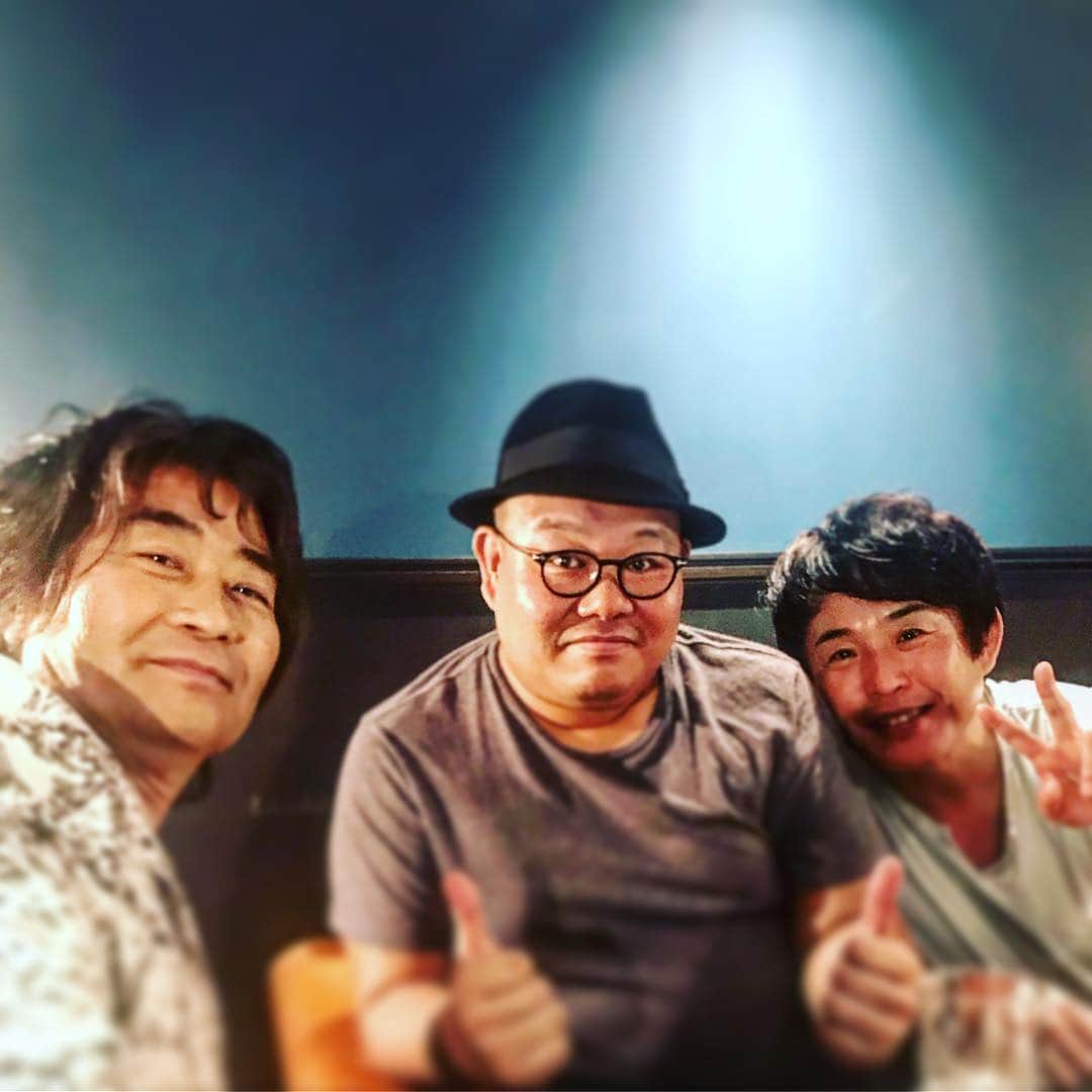 中沢ノブヨシさんのインスタグラム写真 - (中沢ノブヨシInstagram)「いや〜、 流石にパイセン達は凄かったっす！  歌も喋りも！！笑  2ステージ！2時間強！！ 演奏7曲！！汗。  でも、20歳代前半からお世話になっているお二人と、たくさんお話し出来て光栄でした！！ 見に来てくれた皆さん、 要さん、竹善さん、 スタッフの皆さん、 ありがとうございました！  なんか沢山のモノをもらいました！ 「おたまじゃくしの夜」に 感謝！！ で、せっかくなんで、 今日も見に行っちゃおうかな〜。 ゲスト光永亮太くんだし！！ #中沢ノブヨシ #根本要 #佐藤竹善 #おたまじゃくしの夜 #光永亮太 #渋谷Liveingroomcafe #soul #music」4月11日 15時22分 - nobuyoshinakazawa