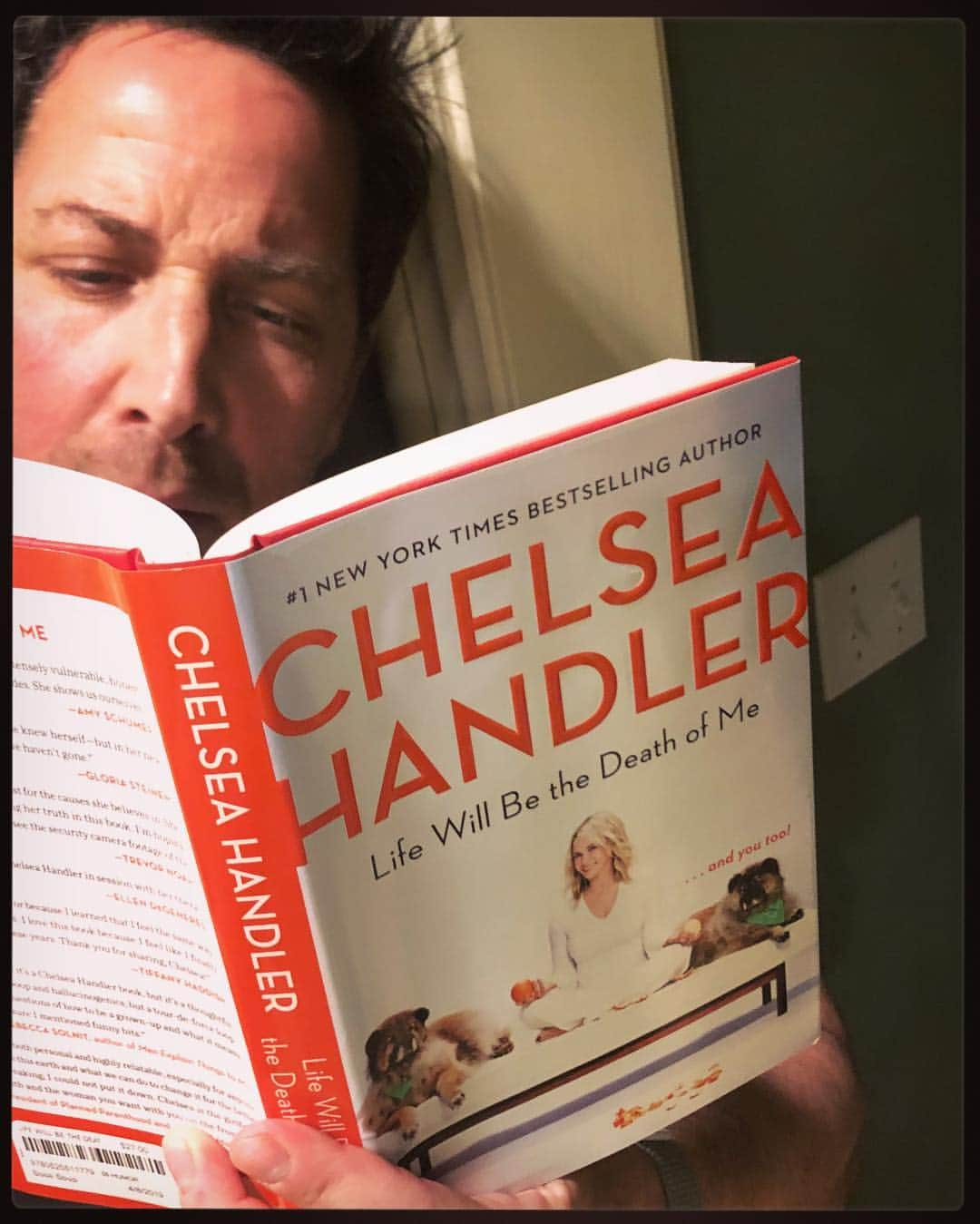 ダン・ブカティンスキーさんのインスタグラム写真 - (ダン・ブカティンスキーInstagram)「What are you waiting for?  Run and go get my pal @chelseahandler’s new book #lifewillbethedeathofme ... it’s a fantastic, smart, honest guide to living by way of the clearest, smoky eyes you’ll ever meet in the pages of a book. (I recommend reading it after two CBD gummies and with no pants on.  Just sayin.)」4月11日 15時24分 - danbucatinsky