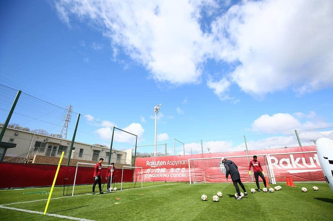 ヴィッセル神戸さんのインスタグラム写真 - (ヴィッセル神戸Instagram)「Spring is here ☀️ . #vissel #visselkobe #ヴィッセル神戸 #ヴィッセル #神戸 #Kobe #WeAreKobe #一致団結」4月11日 15時26分 - visselkobe