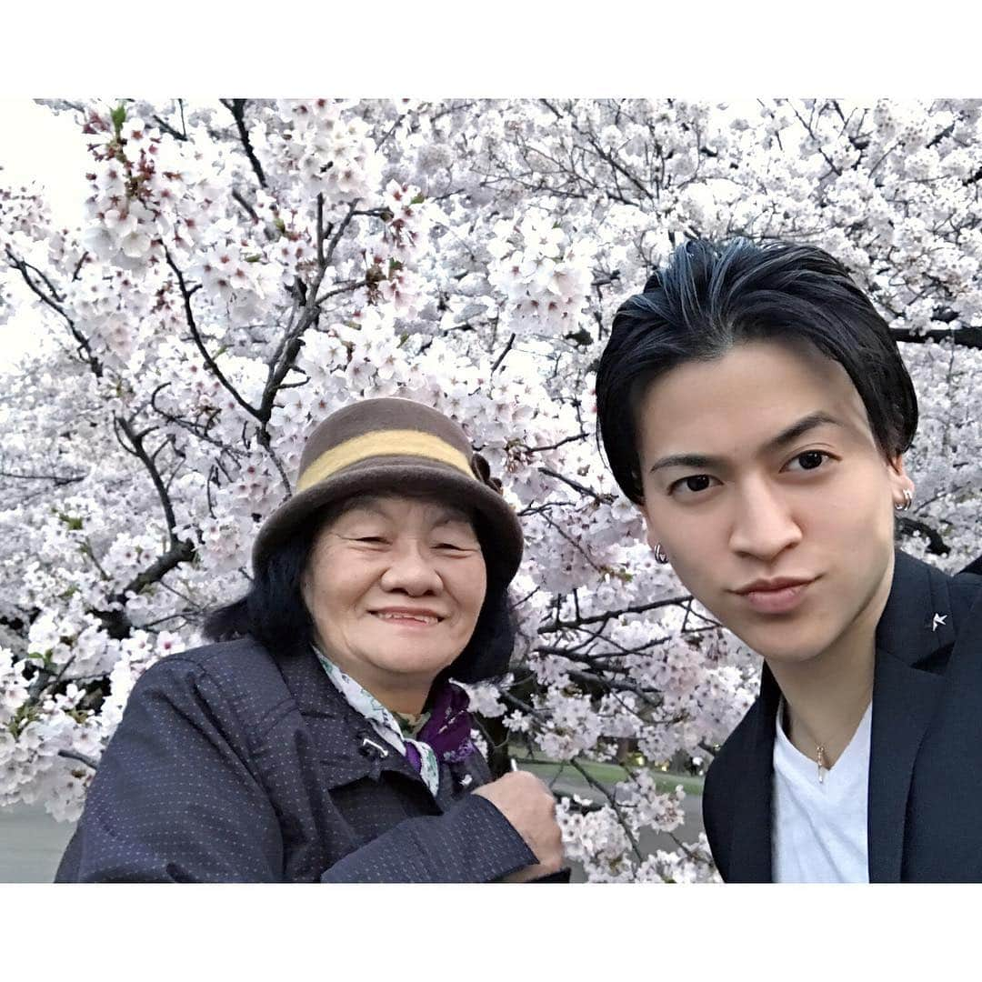 仲田克也さんのインスタグラム写真 - (仲田克也Instagram)「2年前の今日だって(^^) おばあちゃんと一緒に花見したなぁ👵🌸 わざわざ宮古島から来てもらって東京満喫して楽しかった🤓 今年は花見出来なかったから紅葉見ようってまた呼ぼうかな🍁 ・ ・ My favorite grandmother. ・ ・ #2年前 #今日 #宮古島 #おばあちゃん #大好き #花見 #春 #桜  #家族 #写真 #孫 #仲田克也 #かつすたぐらむ #宮古島から世界へ #two #years #ago #favorite #grandmother #big #love #photo #cherryblossom #photography #photooftheday」4月11日 15時45分 - minatoisshiki