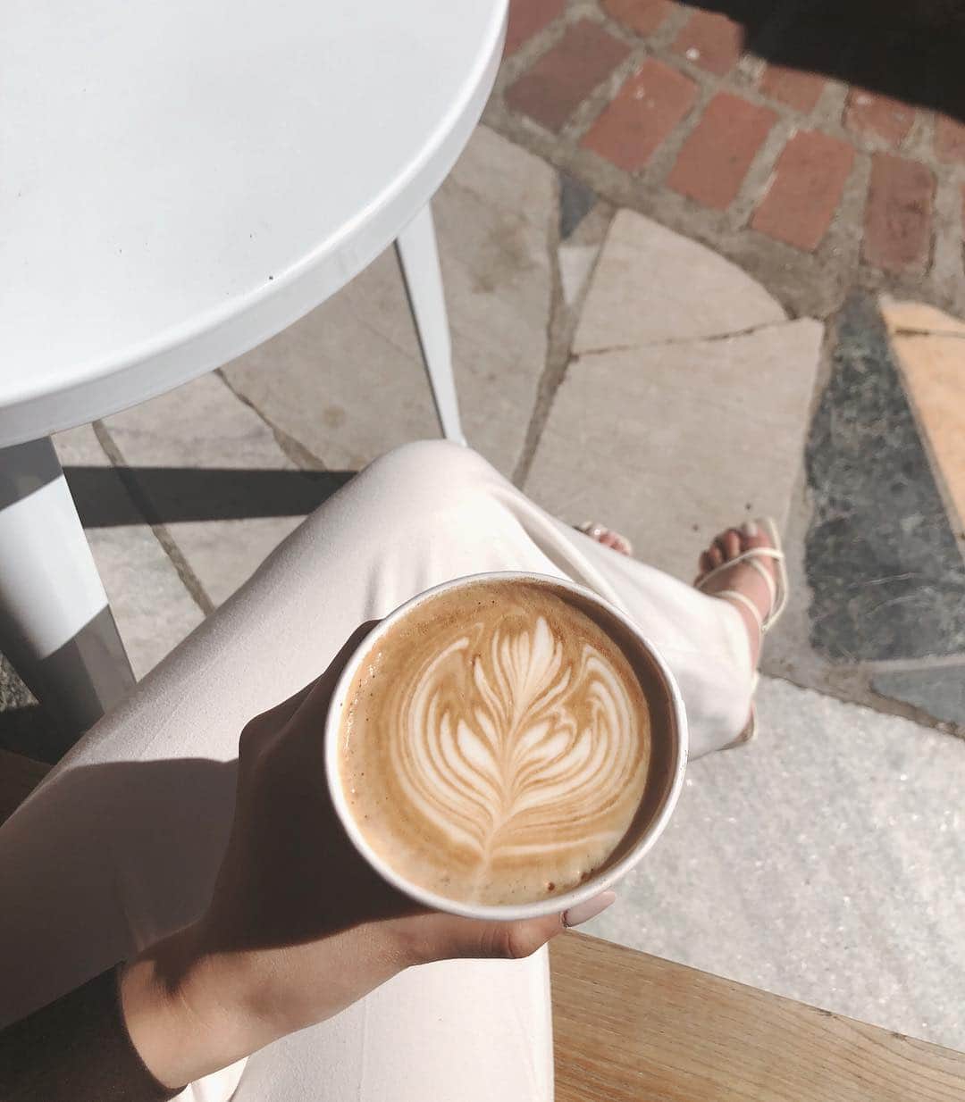 小柴綾香さんのインスタグラム写真 - (小柴綾香Instagram)「thinking of this latte ☁️ #losangeles #la #coffeebreak #sunshine #coffeetime #latte」4月11日 15時45分 - ayakakoshiba