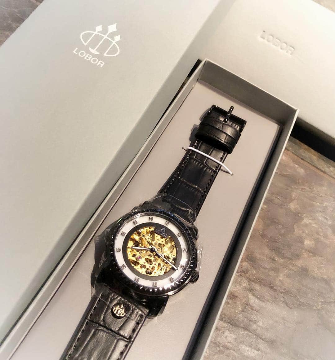 MCしんごさんのインスタグラム写真 - (MCしんごInstagram)「コレクションに追加✨ 2017年に日本初上陸の 『LOBOR(ロバー)』 @loborjapan  今までつけたことの無い、機械式が見えるスケルトンタイプ✨ デザインが最高すぎて究極の一目惚れ❤ 本当ロバーは罪な時計だよ…HP見たらすぐ買っちゃう‪w  存在感ある時計だし、普段白黒の服を着てるから、かなりアクセントになる✨ ヘビロテ確定✨✨ しかも価格もお手頃だし✧ʕ̢̣̣̣̣̩̩̩̩·͡˔·ོɁ̡̣̣̣̣̩̩̩̩✧ 今なら僕のInstagram見たで10%offで購入も可能(　 Д )　⊙ ⊙ HPで購入の際にクーポンコード｢mcs0409｣と入れてくるだけでOK✨  僕とお揃いにしよー❤  #ロバー #時計 #腕時計 #lobor  #手元倶楽部 #watch #cool #moonface #switzerland #watches #MCしんご  #オリラジ #オリエンタルラジオ #モノマネ #ものまね #entertainer #comedian #television #radio  #お笑い #芸人  #オシャレ #fantastic #fashion」4月11日 15時53分 - mc_shingo