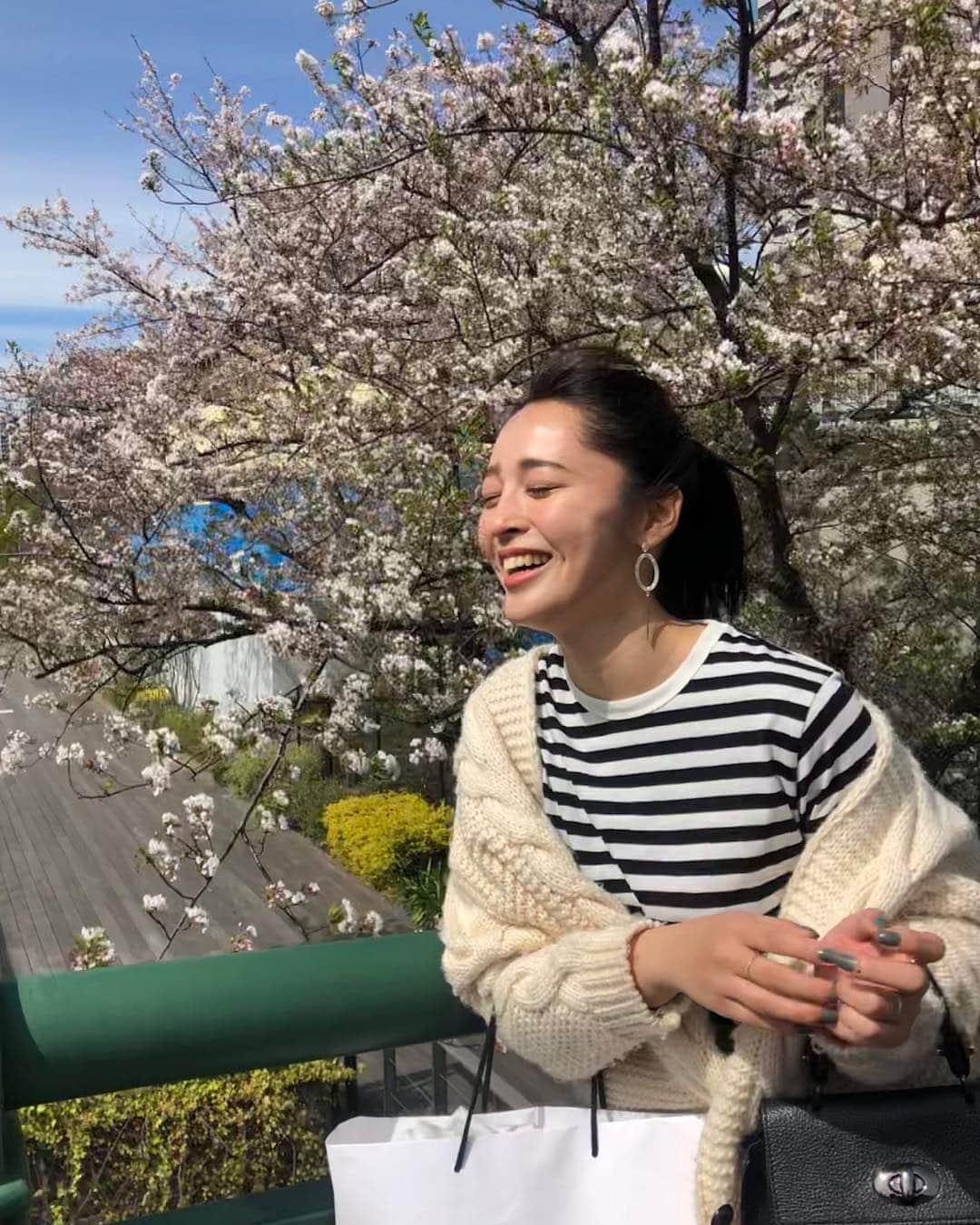 神部美咲さんのインスタグラム写真 - (神部美咲Instagram)「今日の収録、最高に笑いました🤣 またお知らせします♡  帰り道、すべりこみ桜🌸 強風に邪魔されましたが。 映えは失敗🤔」4月11日 15時47分 - jimbu_misaki