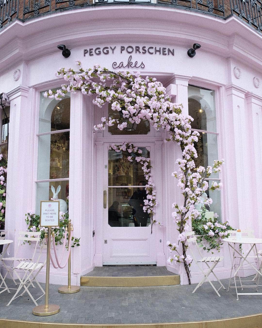 KUNIKAのインスタグラム：「Peggy Porschen cakes is my best cupcake shop in London and whole world🌸🌸🌸﻿ ﻿ #peggyporschen #peggyporschencakes #london #kunikalondonparistour #ペギーポーション #ロンドン #ワーホリ #KunikaVoyage」