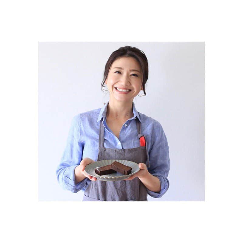 市橋有里のインスタグラム：「昨日はあたたかいコメントありがとうございました。これで好きなお料理も思いっきり続けられます♪ ということで今週はガトーフショコラ 🍴おからも豆腐もイソフラボンもたっぷり入ったレシピです😊ぜひ作ってみてくださいね！ ↓ http://www.diet-news-matome.com/?p=8669 ・ #小学館 #ダイエットポストセブン  #ガトーショコラ #おから #イソフラボン #小料理屋あり」