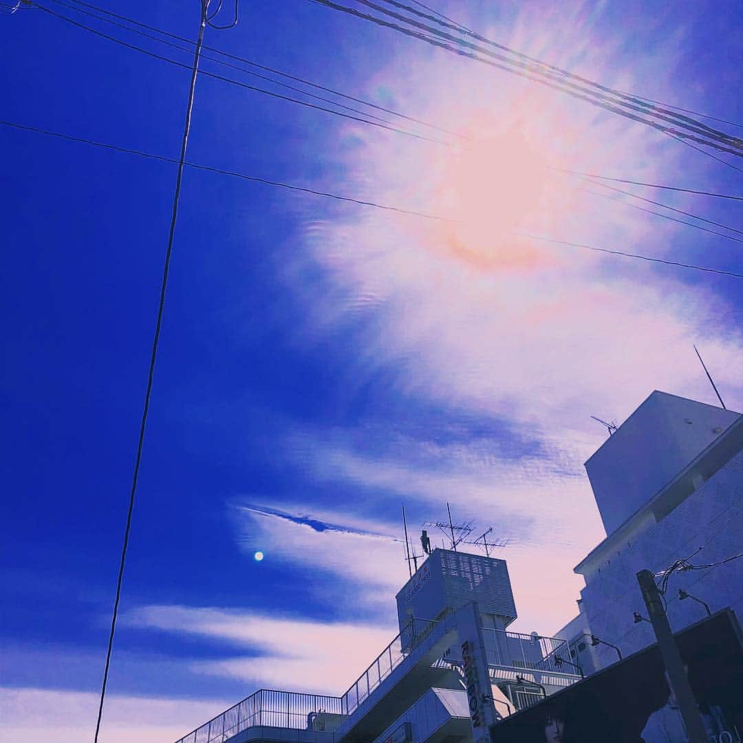 藤田朋子さんのインスタグラム写真 - (藤田朋子Instagram)「今日は #北風 が強い #シマシマ の #雲  不思議な形になってた」4月11日 16時06分 - chiendormant