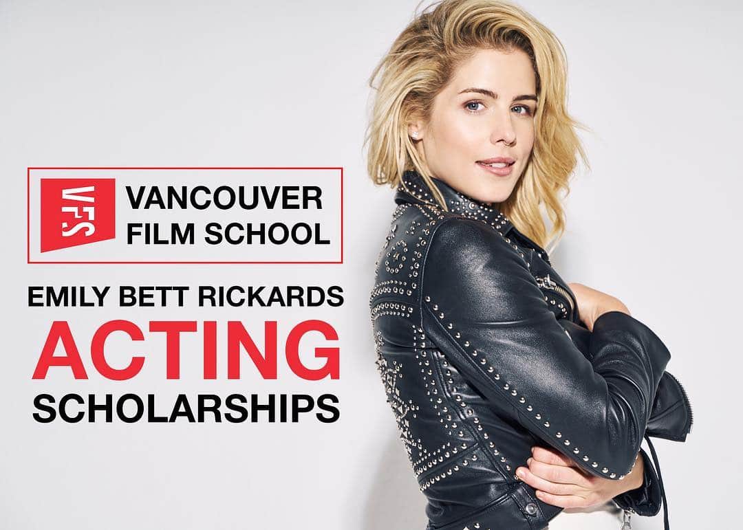 エミリー・ベット・リカーズのインスタグラム：「My VFS acting scholarship applications end soon! Deadline is April 14th 🚀 keep the  submitting comin in hot! 🔥 Can’t wait to see you all - BREAK A LEG 💁🏼‍♀️📹💛 * link in bio *」