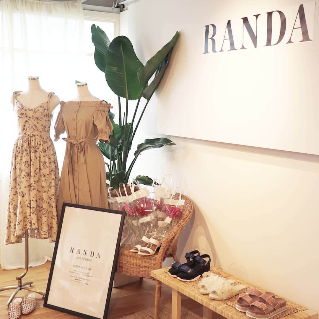 Eri Satoのインスタグラム：「【RANDA SUMMER EXHIBITION】 · @randa_pic の展示会に @haruru0724  @yuca0614 と一緒に行ってきました💕 · 靴はもちろん お洋服も可愛いRANDA。 今回はとにかくグリーン系の服が好みすぎて😍 ワンピースは丈問題で泣く泣く諦め(でもまだ未練が😢)、3wayのコートをオーダーしてきました😂 最後の方に載せてるロングトレンチコートなんですが 上下で分かれてショートトレンチとしても、スカートとしても着られちゃうんです！　 びっくり！3人ともこれオーダー🤣 長く着られそうなので楽しみだな💕 · #RANDA#ランダ#夏#summer#夏ファッション#mamagirl#locari#コーディネート#ママコーデ#ママファッション #プチプラ#プチプラコーデ#読者モデル#読モ#l4like #instagood#outfit #simple #coordinate  #fashion #casual #コーデ#シンプルファッション#カジュアル #style #お洒落さんと繋がりたい #code #ファッション#ootd#展示会」
