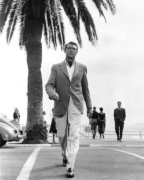 オリバーピープルズさんのインスタグラム写真 - (オリバーピープルズInstagram)「Cary Grant crossing the Croisette in Cannes, 1955.」4月12日 3時00分 - oliverpeoples