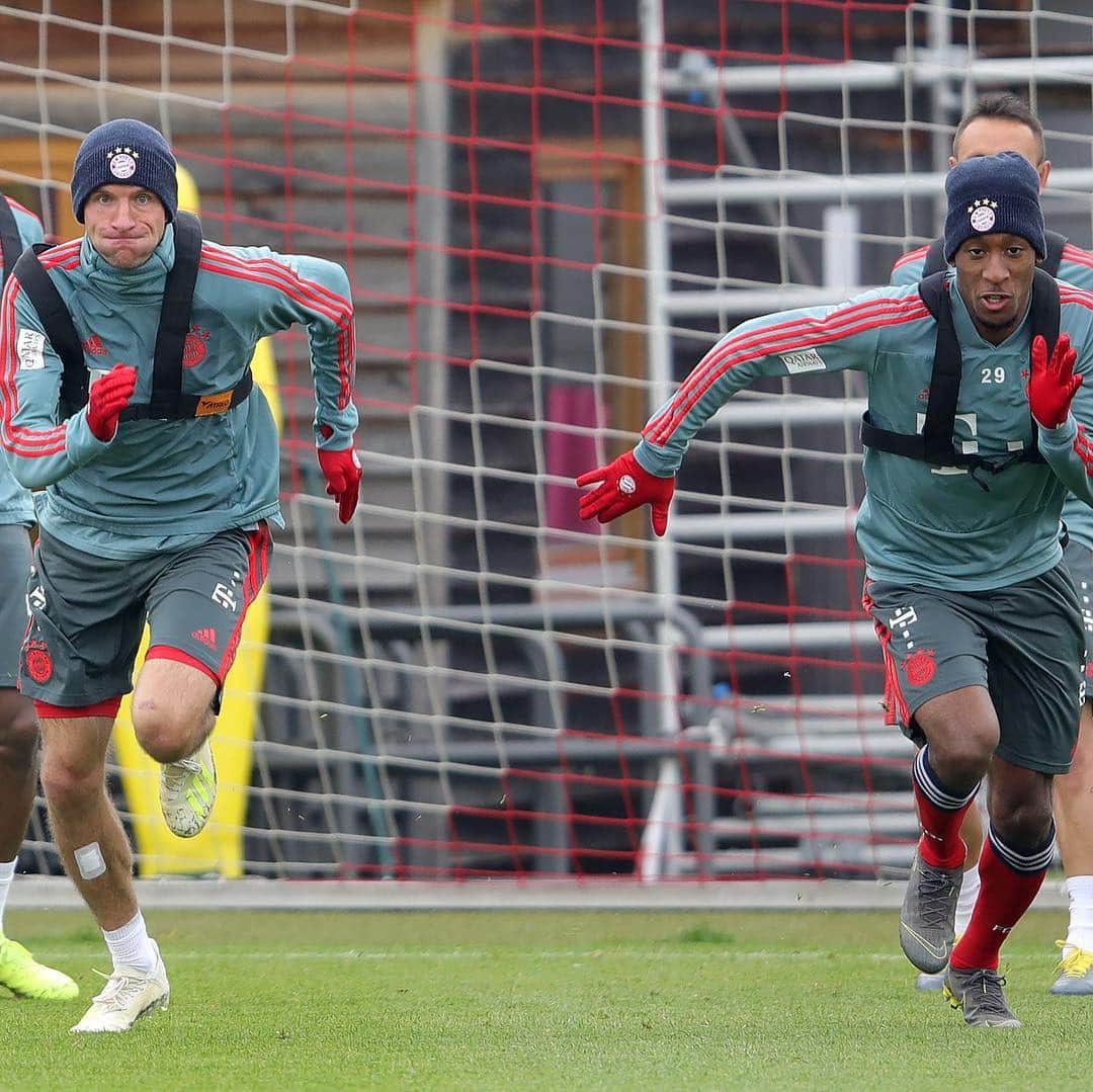 トーマス・ミュラーのインスタグラム：「Race against @king_coman 🏃🏽‍♂️ 🏎 #esmuellert #fcbayern #packmas #training #thomasmüller 📷: @alexanderhassenstein」