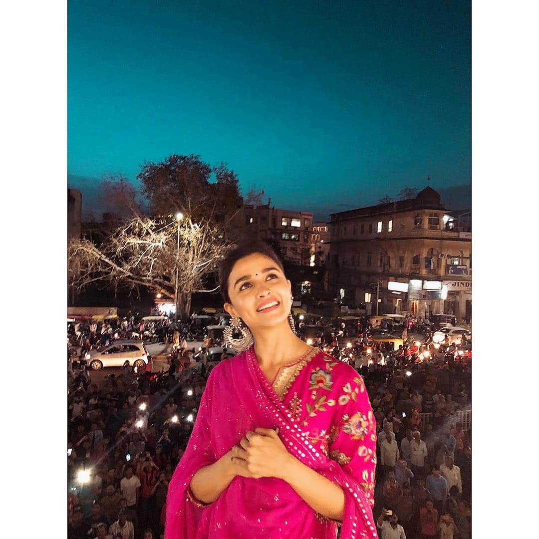 アリア・バットのインスタグラム：「राज मंदिर - जयपुर 🌟🧚‍♂️」