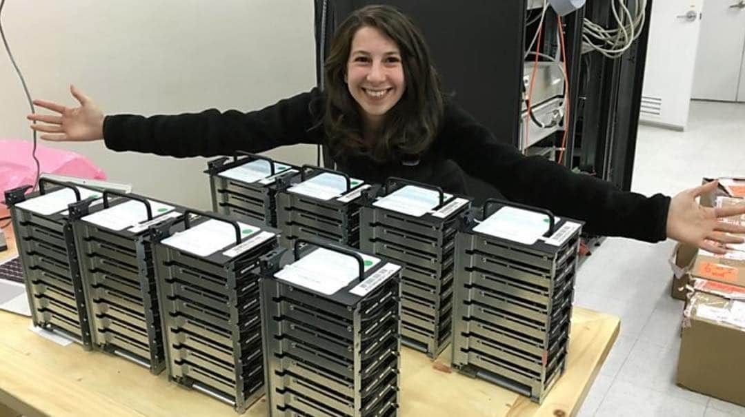 ヒラリー・クリントンさんのインスタグラム写真 - (ヒラリー・クリントンInstagram)「Congratulations to Dr. Katie Bouman, who led the creation of an algorithm that made it possible to produce an image of a black hole for the very first time. ⁣⁣ ⁣⁣ Here's to scientists who use their ingenuity (and lots of computing power!) to help us feel awe over the vastness of space and our precious ability as humans to catch glimpses of it from here on earth. ⁣⁣ ⁣⁣ Photo via Flora Graham」4月12日 1時43分 - hillaryclinton