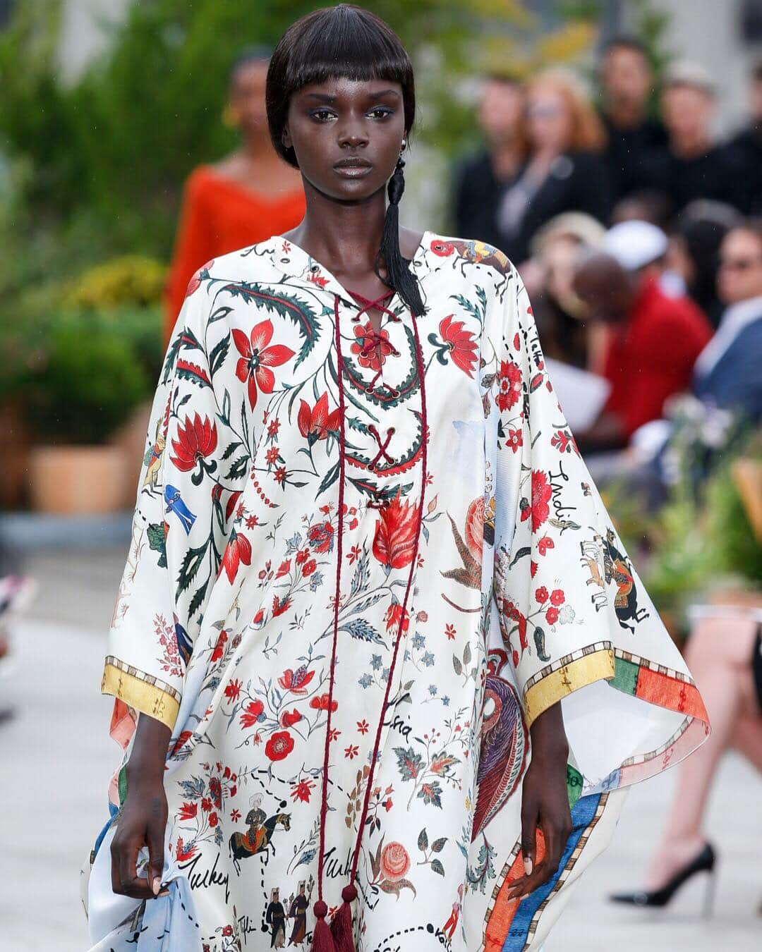 オスカーデラレンタさんのインスタグラム写真 - (オスカーデラレンタInstagram)「Printed to perfection. Our Silk Road King caftan from the #odlrspring2019 runway is a refreshing summer staple.」4月12日 1時43分 - oscardelarenta