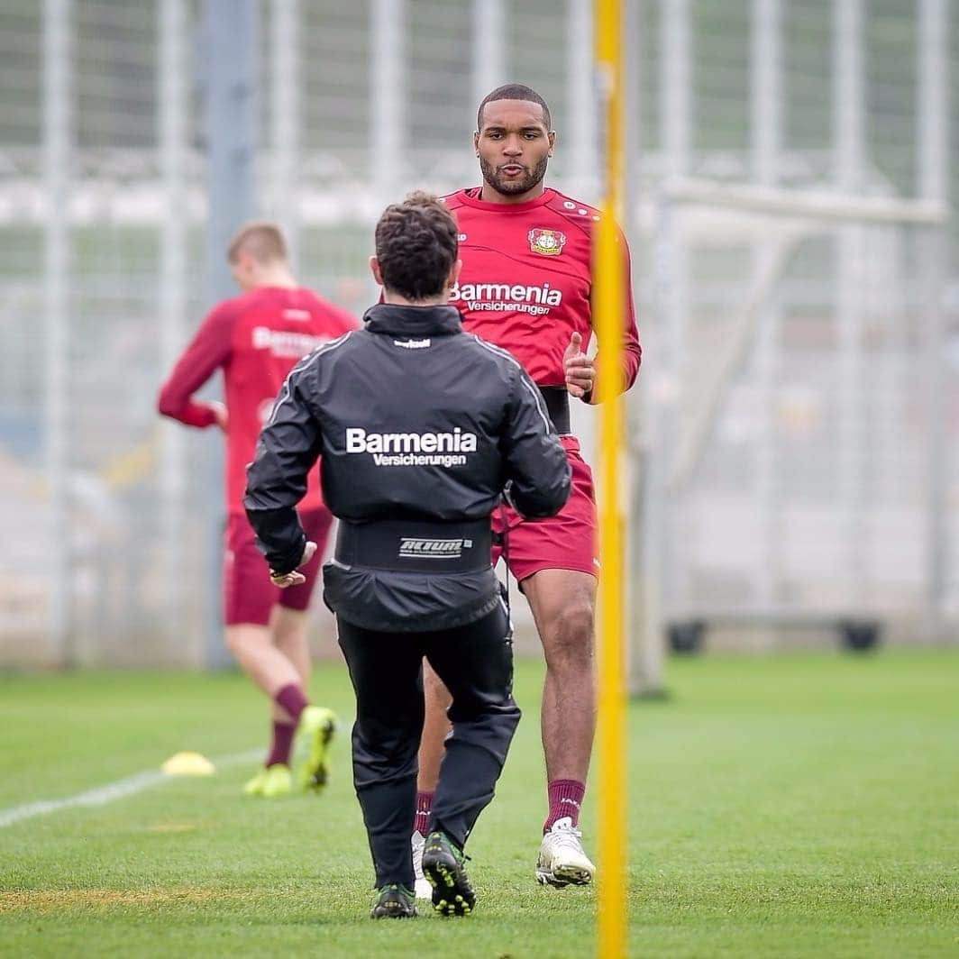 ヨナタン・ターさんのインスタグラム写真 - (ヨナタン・ターInstagram)「Stay focused and work hard! 💪🏾⚽ Saisonendspurt. 👊🏾 #dieuestaucontrôle 🙏🏾 #wewill」4月12日 1時44分 - jonathantah_