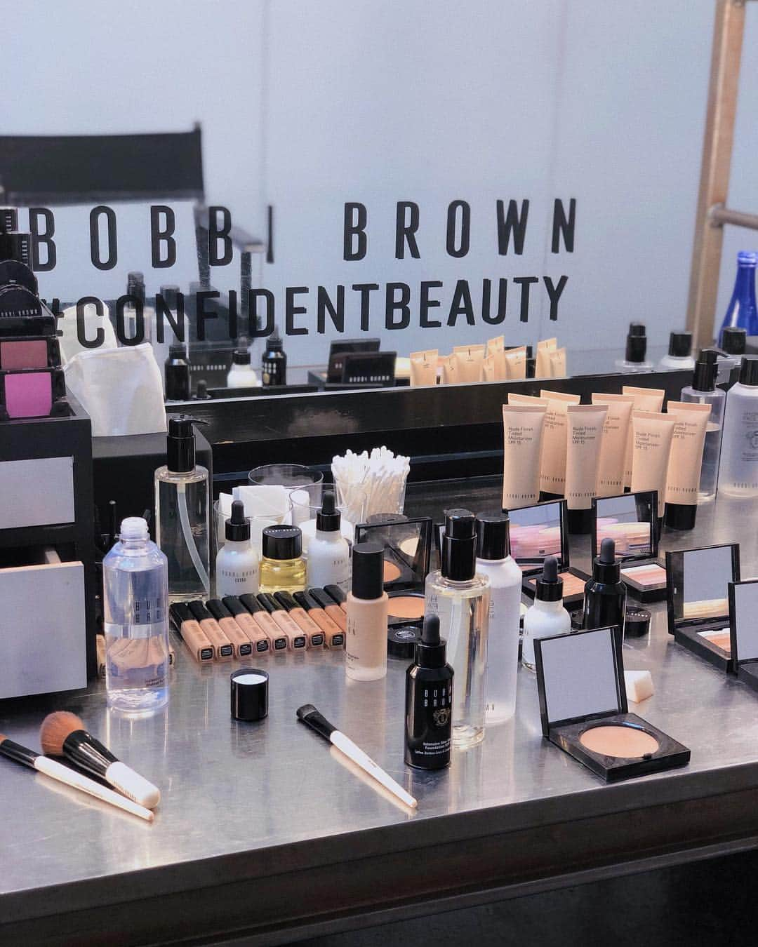 広海・深海さんのインスタグラム写真 - (広海・深海Instagram)「#confidentbeauty  #bobbibrown  #ボビイブラウン  ニューヨークで素晴らしいエクスペリエンスと出会いに本当に感謝:-) アンダートーンの重要さ、 ファンデーションを作る工程、  ファンデーションの色味をぴったりと合わせる重要さと繊細さとか  美容好きにはたまらないコンテンツだらけ。 日本でのこれからにも生かせるように沢山お勉強:-) #🤓 #👭 #newyork」4月12日 1時57分 - twins_tokyo