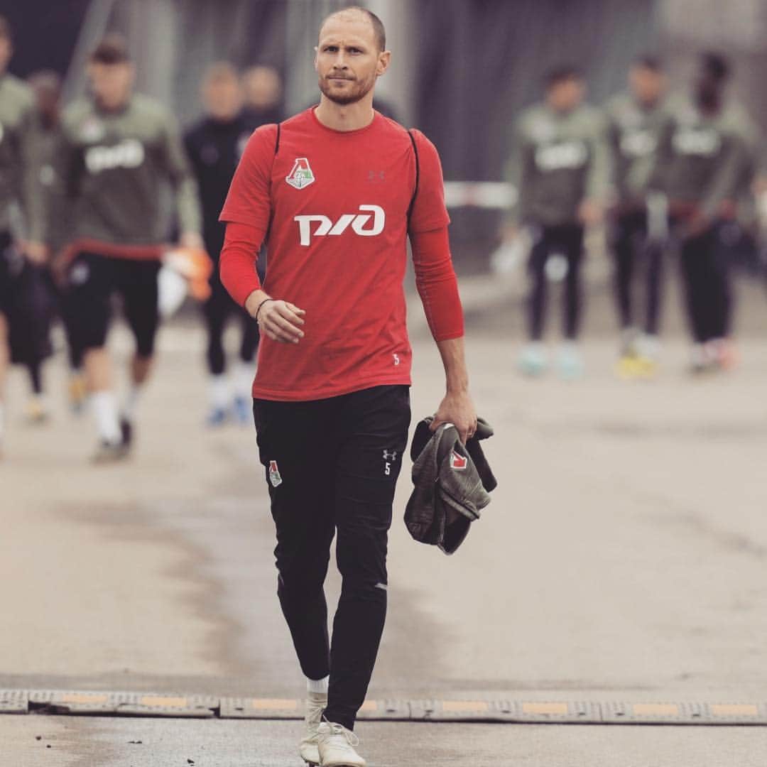 ベネディクト・ヘーヴェデスのインスタグラム：「Last preparations for the next game. @fclokomotiv」
