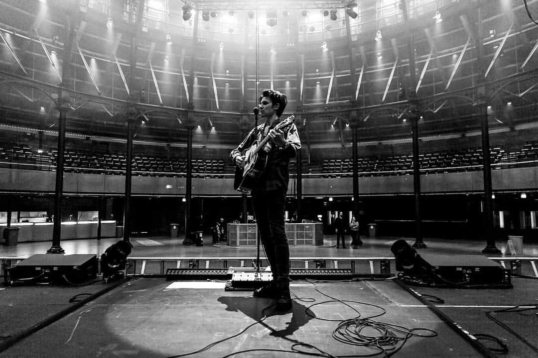 ジェームズ・ベイさんのインスタグラム写真 - (ジェームズ・ベイInstagram)「#tbt to Camden Roundhouse 2018. Tickets for my next London show are on sale tomorrow at 9am! 🙌 📷 @doctorknox」4月12日 1時56分 - jamesbaymusic