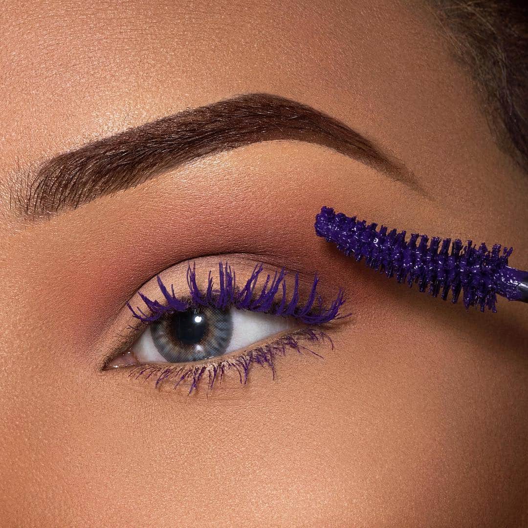 Maybelline New Yorkさんのインスタグラム写真 - (Maybelline New YorkInstagram)「What part of @aaliyahjay‘s eye look are you loving? 👀 The purple lashes using our #snapscara in ‘ultra violet’ or the subtle matte eyeshadow look she created using the #mattebar? Tap to the shop the look!」4月12日 2時05分 - maybelline