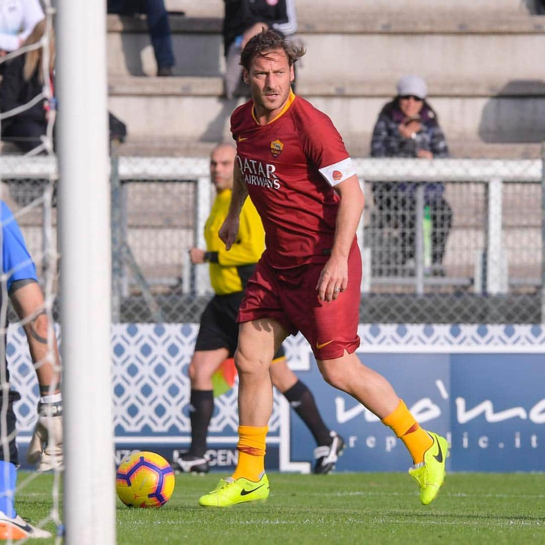 ASローマさんのインスタグラム写真 - (ASローマInstagram)「#ASRoma Legends 🆚 @fiaformulae Drivers 🤩💛❤️」4月12日 2時06分 - officialasroma