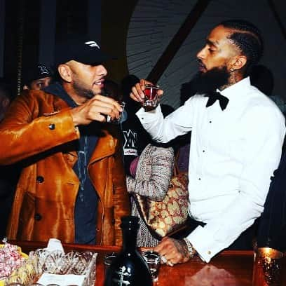 スウィズ・ビーツさんのインスタグラム写真 - (スウィズ・ビーツInstagram)「Cheers one more time King🙏🏽 #nipseyhussle Blessings to the people that love you 🙏🏽 Rest up King 🙌🏽 They’re doing it real Big for you today 💙I know you’re looking down proud my brother 🙌🏽」4月12日 2時00分 - therealswizzz