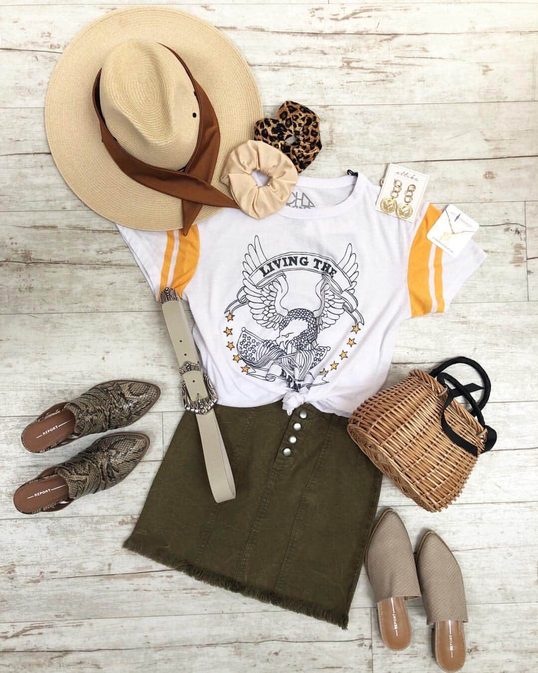チェイサーのインスタグラム：「FESTIVAL GIVEAWAY 🌵 It’s our favorite time of year and we’ve got the perfect festival giveaway for you! Prizes are $120 gift card to @chaserbrand, The Irina slide and Tommy mule from @report_shoes, this belt from @lovestrength_xo, @joydraveckyjewelry antiquity set, the perfect hat & bag from @hatattackny, a $100 gift card to @im_with_the_band_headbands, and a $150 gift card to @ettika. GIVEAWAY IS NOW CLOSED」