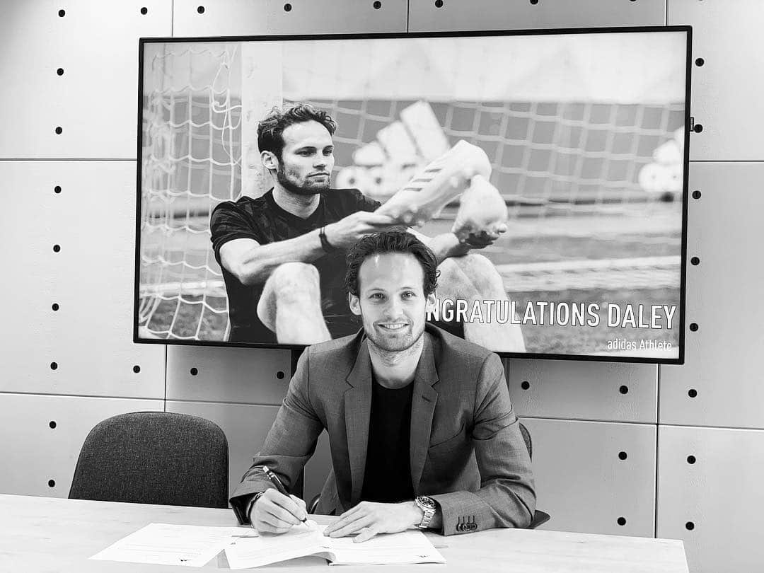 デイリー・ブリントのインスタグラム：「New Agreement With @adidasfootball 📝🤝」