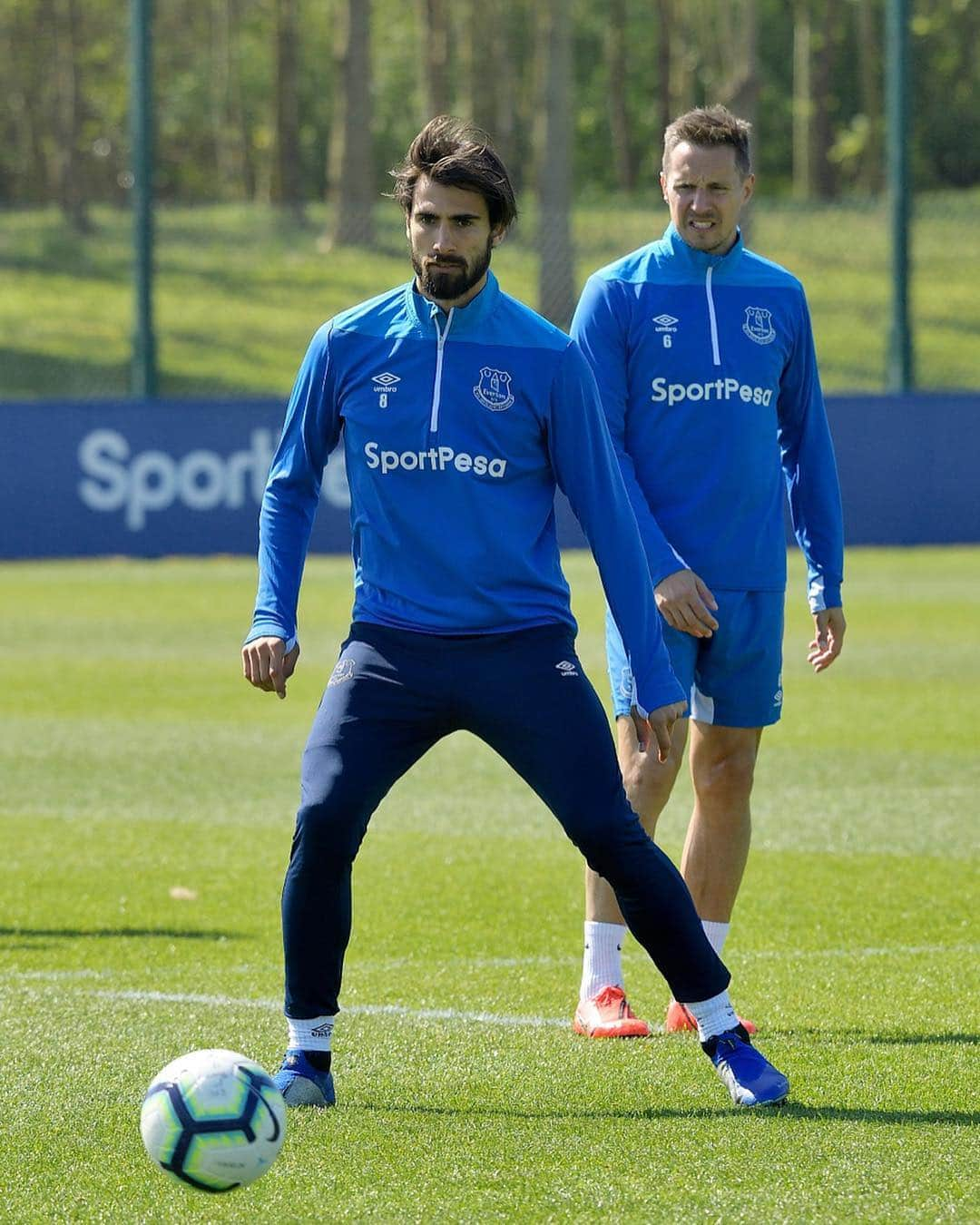 アンドレ・ゴメスさんのインスタグラム写真 - (アンドレ・ゴメスInstagram)「🔵 Almost Saturday 🔜⚽️ #COYB #GoToffees #EvertonFC」4月12日 2時03分 - aftgomes21