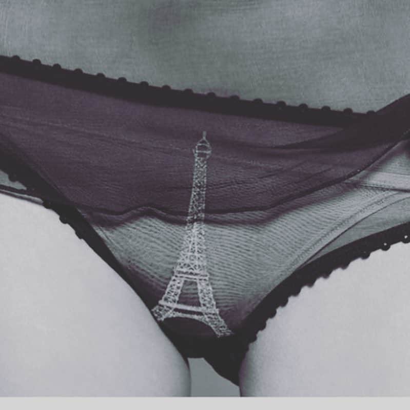 カリーヌ・ロワトフェルドのインスタグラム：「Never without 🖤 @therealpeterlindbergh #paris#eiffeltower」
