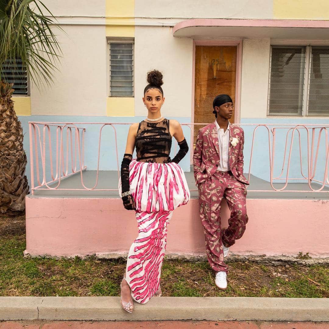 Moschinoさんのインスタグラム写真 - (MoschinoInstagram)「#Repost @interviewmag ・・・ Prom is that moment in every high schooler’s life when doing the most is a rite of passage. 💅🏽We sent photographer @gigilaub to south Florida to capture teens in this season’s most attention-grabbing fashion. Link in bio. Styled by Omaima Salem.  Dress by #moschino @itsjeremyscott」4月12日 2時13分 - moschino
