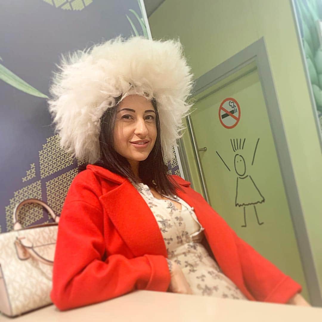 ヤナ・イグリアンのインスタグラム：「Друзья всем хорошего вечера !!! А у нас с @penka_888 по плану сегодня прогулка по Москве !!Куда посоветуете нам поехать ?! #тасамаяЯна #Егорян #прогулкапомоскве #завтравыходной」