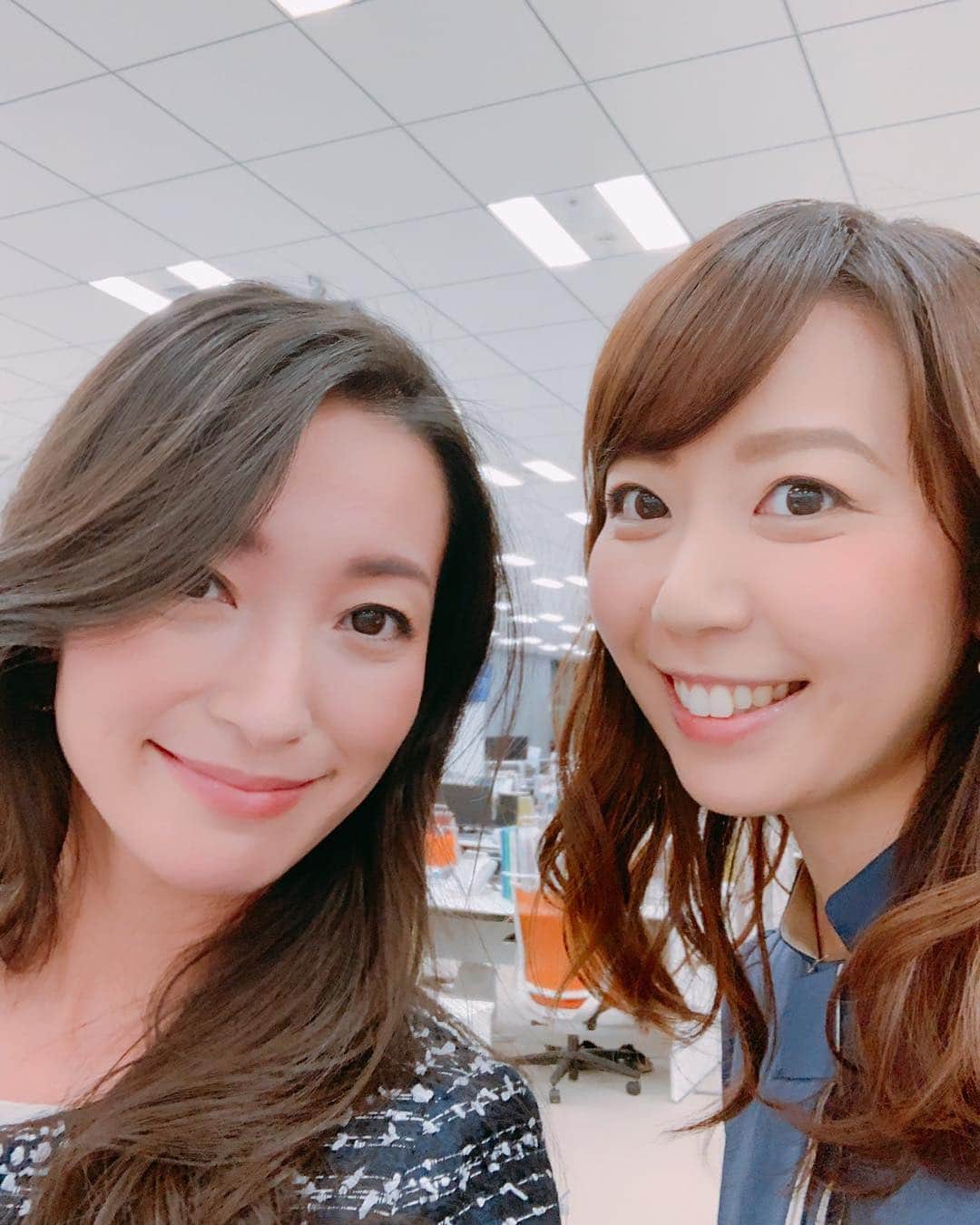 須黒清華のインスタグラム：「放送終わり、取材したビールで乾杯🍻 ほろ酔いの大江さんは、いつにも増して色っぽい😋💕 今日もお疲れ様でしたー‼︎ #大江麻理子 キャスター #ほろ酔い #ビール #乾杯 #仕事終わりの一杯🍺 #wbs #ワールドビジネスサテライト」