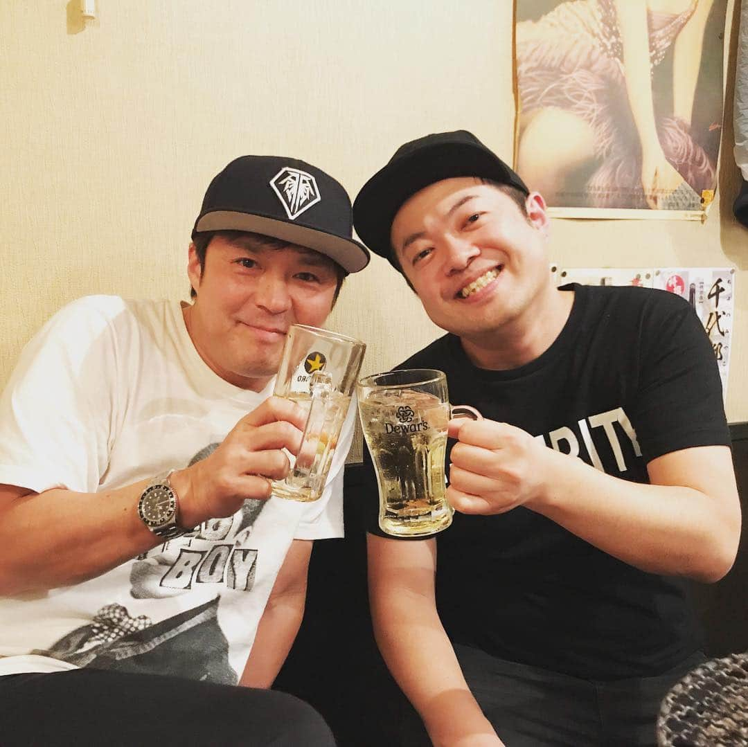 ハロー植田さんのインスタグラム写真 - (ハロー植田Instagram)「先日テンダラー白川さんと飲ませていただきました☆大阪時代一番お世話になった先輩です☆週8でお会いしてました☆ ♪用もなく集合〜隙間だらけの会話でも気になんない〜（B’z『HOMETOWN BOY’S MARCH』より） #テンダラー白川 #久々に飲ませていただいた #白川さん10個上には見えない若さ #僕の方が年上に見える #厳しい現実 #ハロー植田 #bz #赤ホッピー」4月12日 2時18分 - inababa178