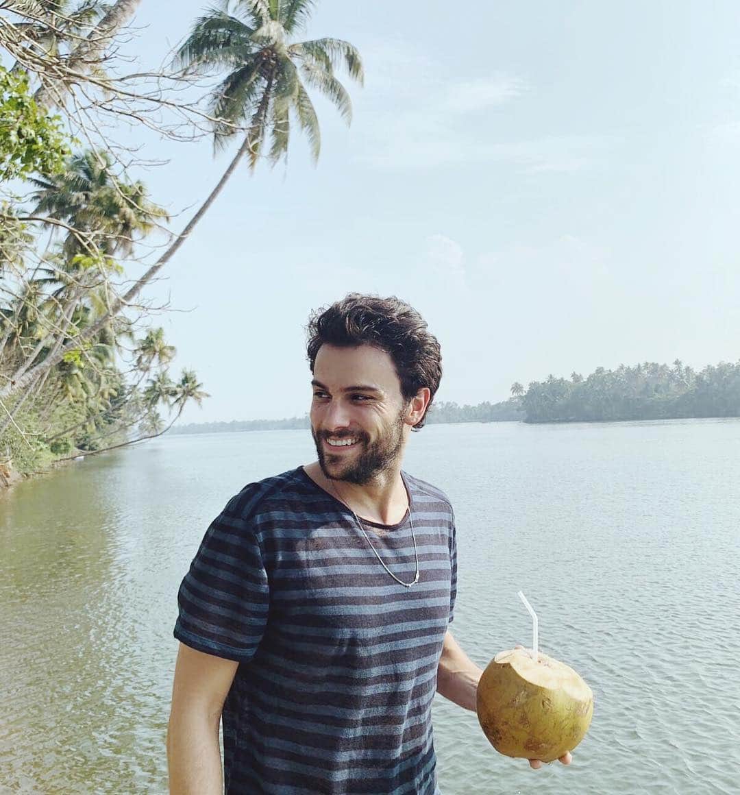 ジャック・ファライーさんのインスタグラム写真 - (ジャック・ファライーInstagram)「Laughing because I forced my friend to do a photo shoot of me with the coconut #tbt」4月12日 2時32分 - jackfalahee