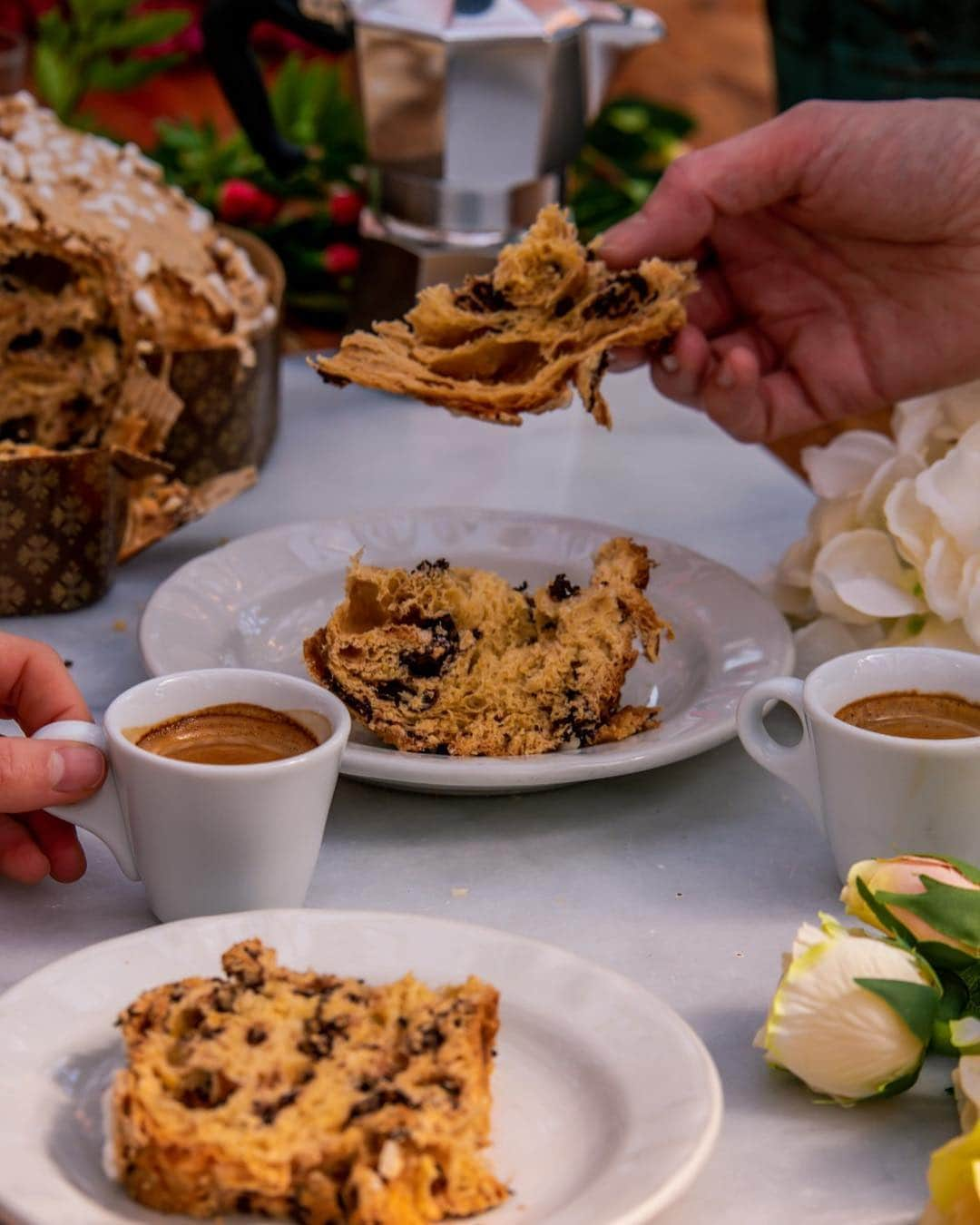 Eataly Brasilさんのインスタグラム写真 - (Eataly BrasilInstagram)「Se tem uma coisa que não pode faltar nessa época do ano, é o bolo de Páscoa. Você encontra essa maravilha da tradição italiana em nosso mercado em diferentes versões. Como você gosta de aproveitar o seu? . . . O Bolo de Páscoa é típico na Itália, mas também já faz parte da tradição no Brasil. Ele é bem parecido com o famoso Panettone, mas tem uma massa um pouco diferente, já que leva mais ovos e manteiga. Você pode aproveitar uma fatia com uma boa xícara de café, chá ou até vinho doce. Aqui você encontra bolos importados com a verdadeira receita italiana para experimentar em casa. #EatalySP #SouEatalyano #Pascoa」4月12日 2時28分 - eatalybr