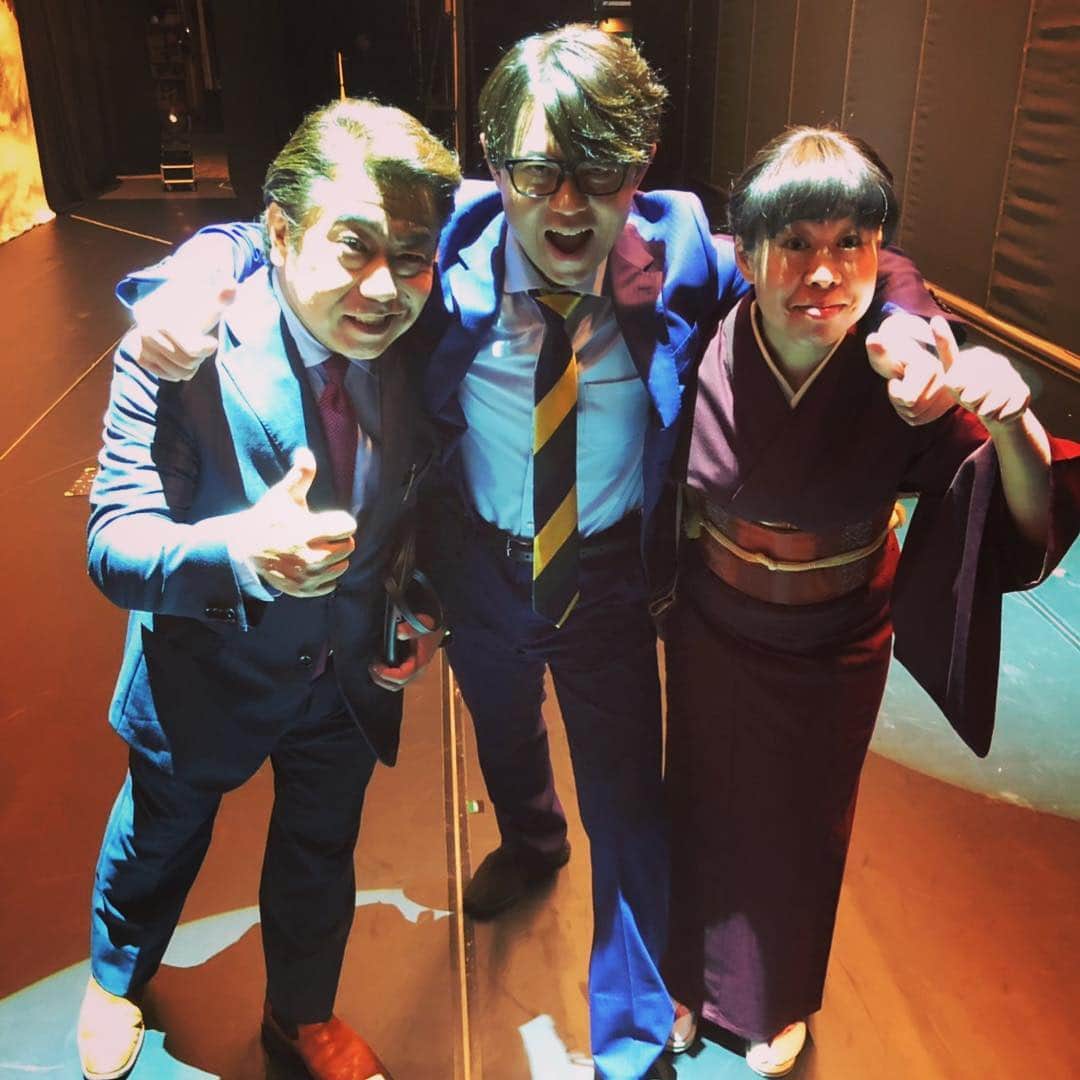 省吾さんのインスタグラム写真 - (省吾Instagram)「新歌舞伎座での公演も あと半分‼️ 皆さま‼️ 観に来とくなはれや〜😊👍 写真は本番直前のステージで 的場の兄貴とナタリーと😊👍」4月12日 2時28分 - shogo_hinokuruma