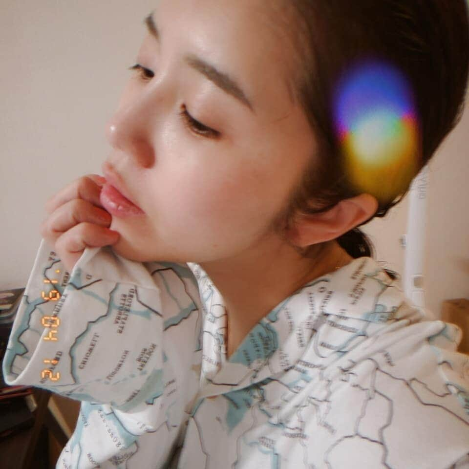 Pileさんのインスタグラム写真 - (PileInstagram)「朝晩の最近のルーティーンは 洗顔して、気分でピーリングして ピーリングはひじもひざも！ で #3CE のwhite milquidro peeling toner で顔から首から全身！ White milquidro grossy essenceで顔と肘膝！ 寝る前は　#drg の　Black Snail cream！！ あとはビタミンCとビタミンB複合体とMSMをここ２ヶ月？欠かさず毎日のんで白くて柔らかい肌になったよ～☺️ 美容時間はいつもわがやの女の子ほたてとすごすよん…💕 30さいもぴかぴかにすごそう！(もうすぐ31 #skincare #whiteskin #beauty」4月12日 2時29分 - pi_channnn52