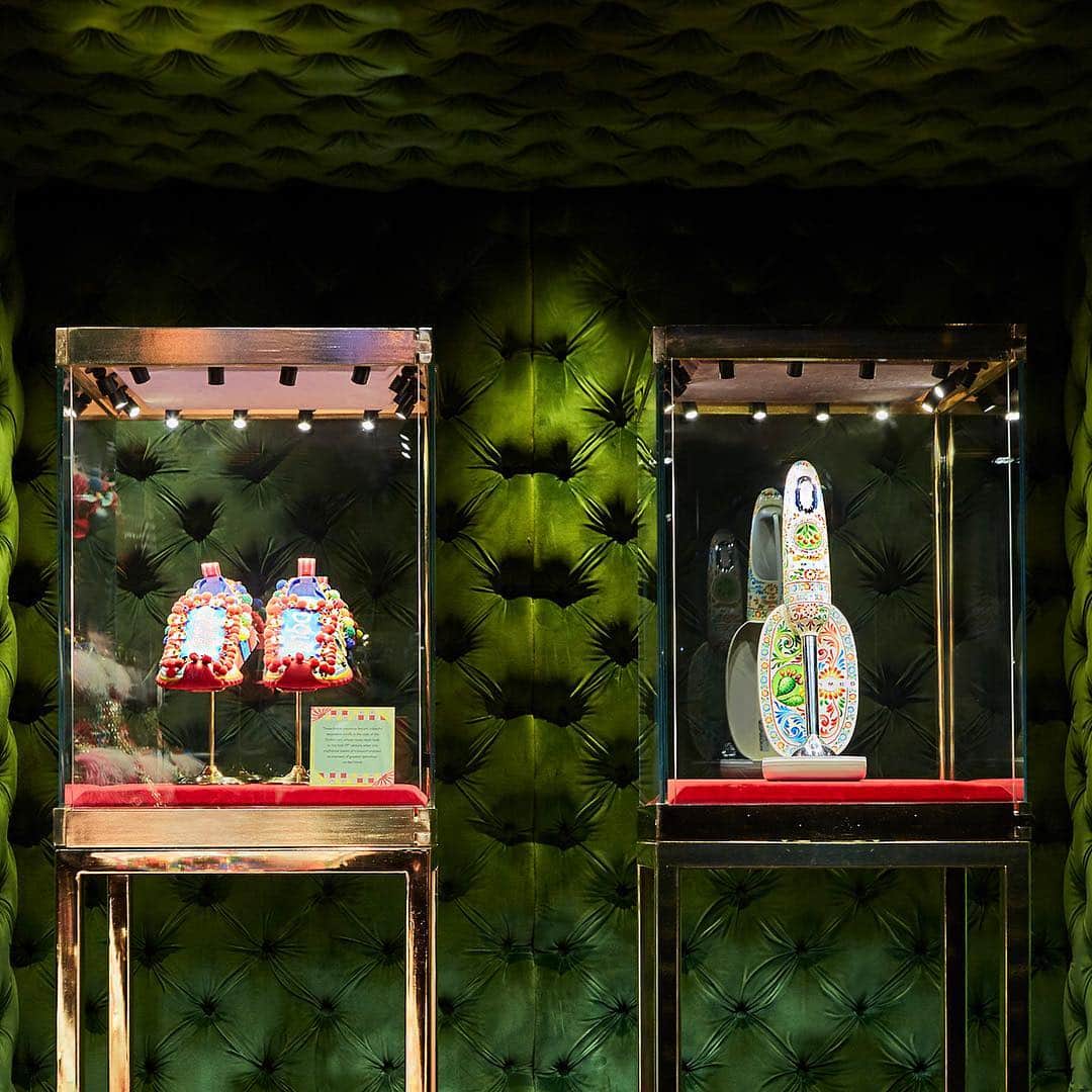 ドルチェ&ガッバーナさんのインスタグラム写真 - (ドルチェ&ガッバーナInstagram)「Meticulous attention to detail and dedication to the art of "made in Italy" is what makes these products treasures of Italian culture. See them for yourself at the Metropol in Viale Piave 24, Milan open from 4 pm to 9 pm.  #DGSmeg #DGFattoAMano」4月12日 2時41分 - dolcegabbana