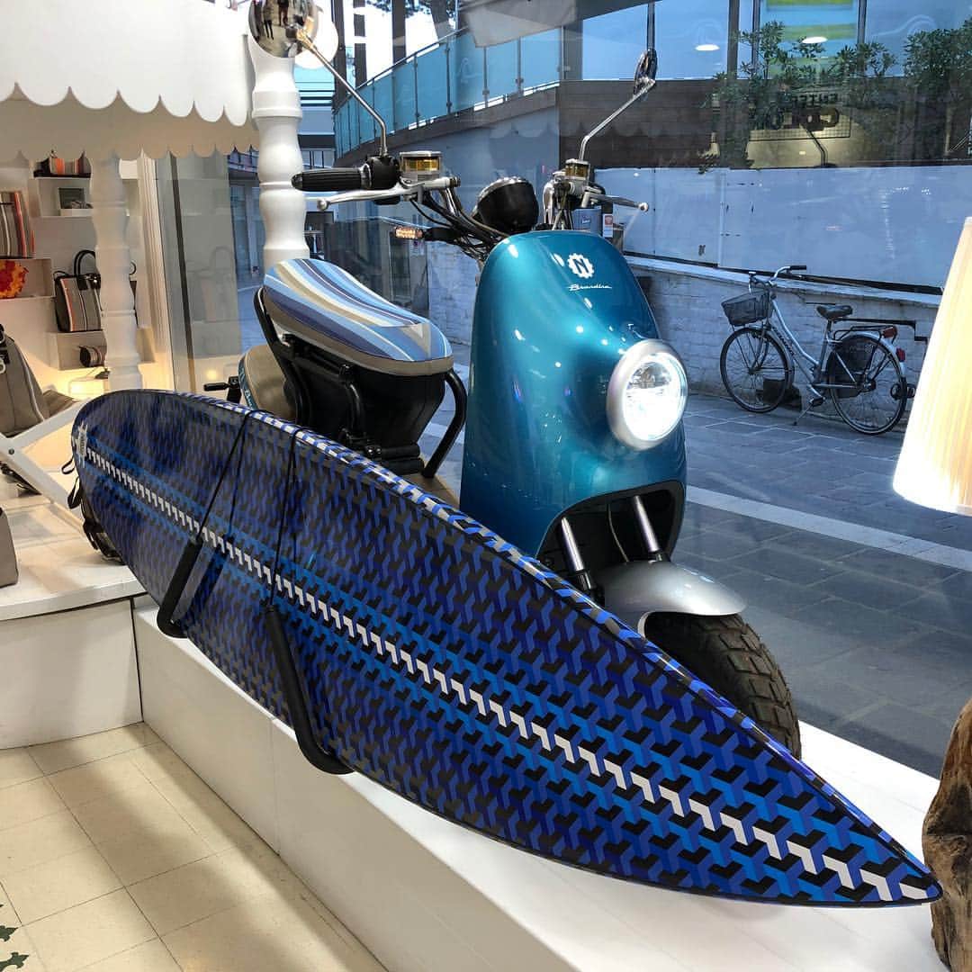 ブランディーナさんのインスタグラム写真 - (ブランディーナInstagram)「Il primo scooter brandina elettrico della Riviera. Qui in anteprima a #Riccione @nito_bikes @spazio42rimini」4月12日 2時35分 - brandinatheoriginal