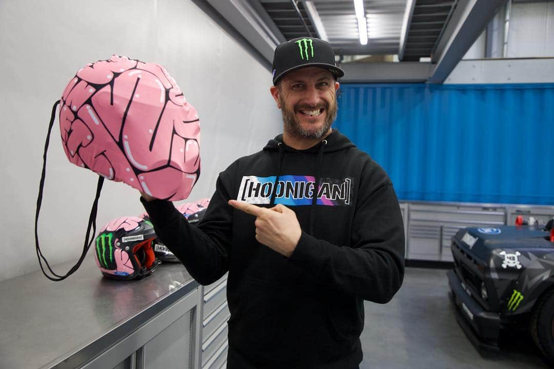 ケン・ブロックさんのインスタグラム写真 - (ケン・ブロックInstagram)「Your brain bucket protects your brain, but you also need to protect your brain bucket! Get a real deal Hoonigan Brain Bucket helmet bag - commemorating GymkhanaTEN - while supplies last (we don’t have many). Go get yours at #HooniganDOTcom. AND, go catch the newest episode on my YouTube channel where we explain all the brain buckets of #GymkhanaTEN (link in my bio). #brainbucket」4月12日 2時36分 - kblock43