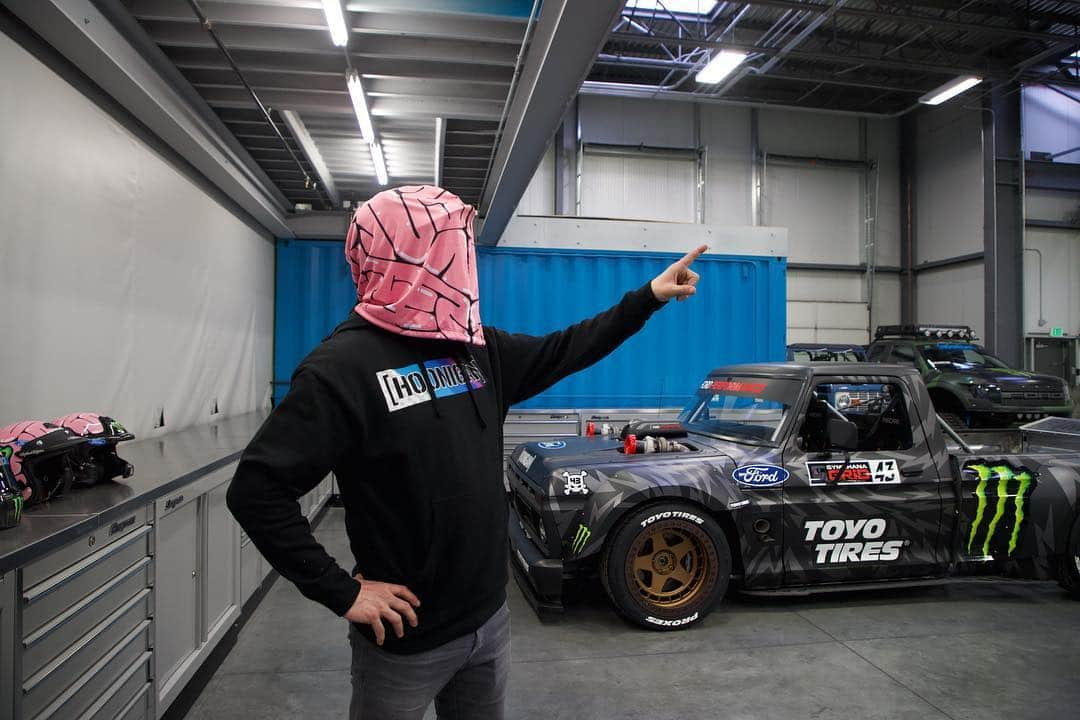 ケン・ブロックさんのインスタグラム写真 - (ケン・ブロックInstagram)「Your brain bucket protects your brain, but you also need to protect your brain bucket! Get a real deal Hoonigan Brain Bucket helmet bag - commemorating GymkhanaTEN - while supplies last (we don’t have many). Go get yours at #HooniganDOTcom. AND, go catch the newest episode on my YouTube channel where we explain all the brain buckets of #GymkhanaTEN (link in my bio). #brainbucket」4月12日 2時36分 - kblock43