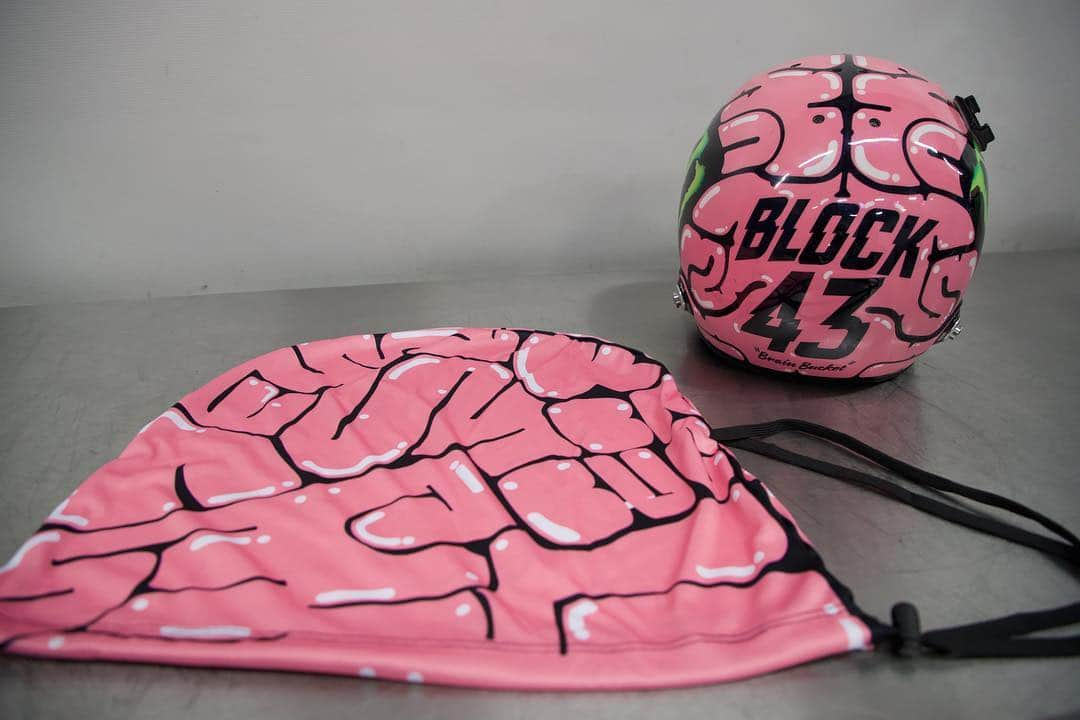 ケン・ブロックさんのインスタグラム写真 - (ケン・ブロックInstagram)「Your brain bucket protects your brain, but you also need to protect your brain bucket! Get a real deal Hoonigan Brain Bucket helmet bag - commemorating GymkhanaTEN - while supplies last (we don’t have many). Go get yours at #HooniganDOTcom. AND, go catch the newest episode on my YouTube channel where we explain all the brain buckets of #GymkhanaTEN (link in my bio). #brainbucket」4月12日 2時36分 - kblock43