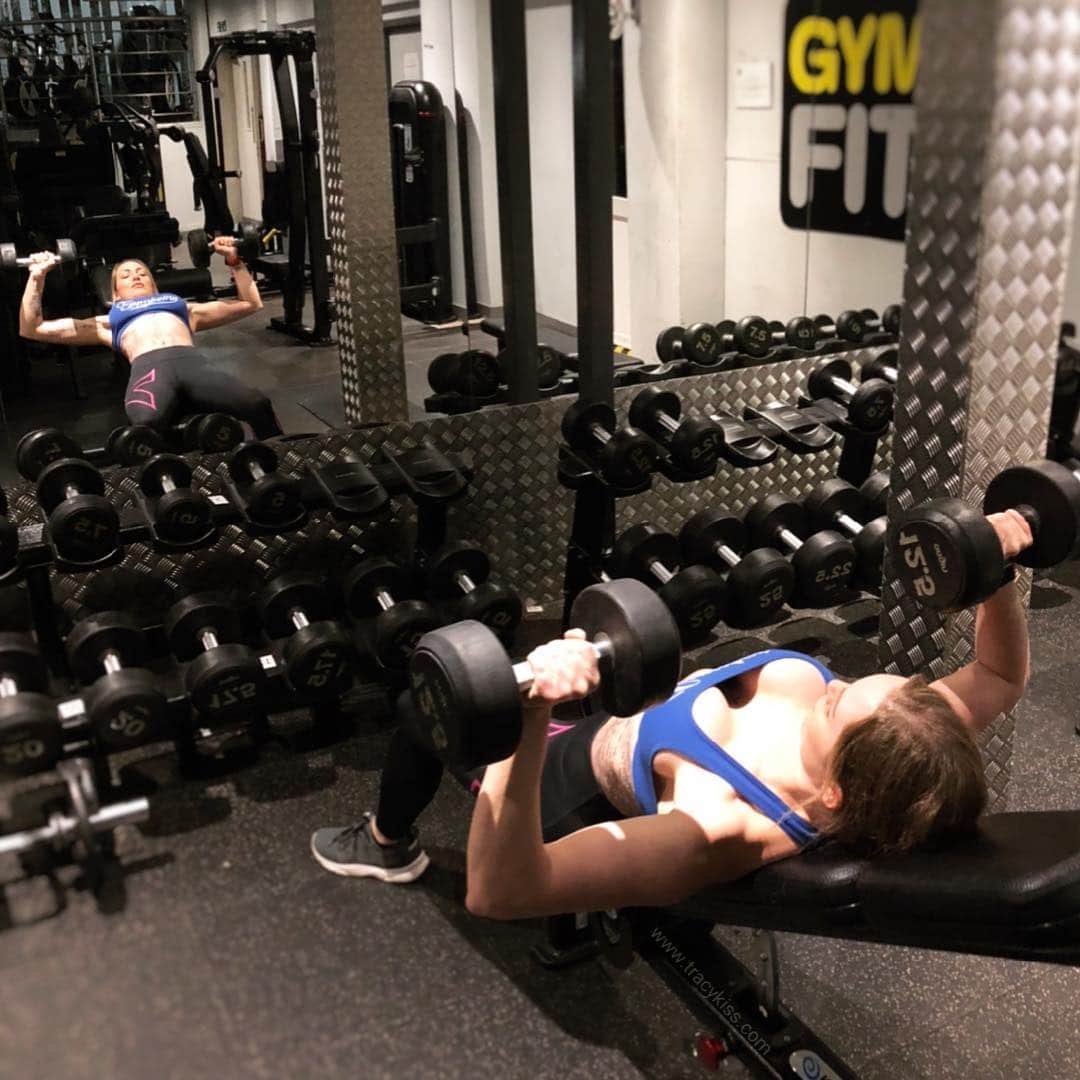 トレーシー・キスさんのインスタグラム写真 - (トレーシー・キスInstagram)「I get a surprisingly large amount of people asking me if my breasts are natural or if I’ve had surgery so I thought I would share this pic from today’s chest session at the gym my darlings! As always I speak openly and honestly about procedures I have had in order to educate and inform others of safe practise and the reality of surgical and aesthetic enhancements for people to make better informed decisions. During a chest press my implants push forwards when my muscles are engaged and it makes them very obvious because of their round silicone shape. However when I relax they relax back into my chest and the shape softens and appears more natural. Every time I train chest at the gym people comment that my cleavage looks bigger afterwards because the supporting muscles push them forwards - which is why surgery and fitness work so well together to achieve unnatural body goals. All ladies know how losing weight shrinks breast tissue as the bust is made up largely of body fat deposits, so breastfeeding two children and lowering my body fat for bodybuilding means I will remain naturally flat chested without surgery. Being a tall slim woman I enjoy having curves through surgery which I never could have had naturally - my view is each to their own, we all deserve to have choice over our bodies and do what is right for us as individuals ------------------------ #cleavage #chestpress #fakebreasts #plasticsurgery #tracykiss #girlswithmuscles #bodygoals #femaleempowerment #muscles #booty #tattoo #healthy #bodytransformation #inspiration #wcw #motivation #ootd #fashion #weightloss #fitness #weightlossjourney #girlpower #thick #ootn #lotd #veganism #girl #gym #bodybuilding #vegan」4月12日 2時50分 - tracykissdotcom