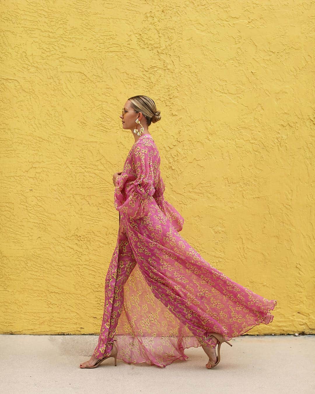 ブレア・イーディーさんのインスタグラム写真 - (ブレア・イーディーInstagram)「<floral frocks with party pants for this lovely Thursday> 🌸👖 #floraldress #jenniferbehr #silviatcherassi」4月12日 2時42分 - blaireadiebee