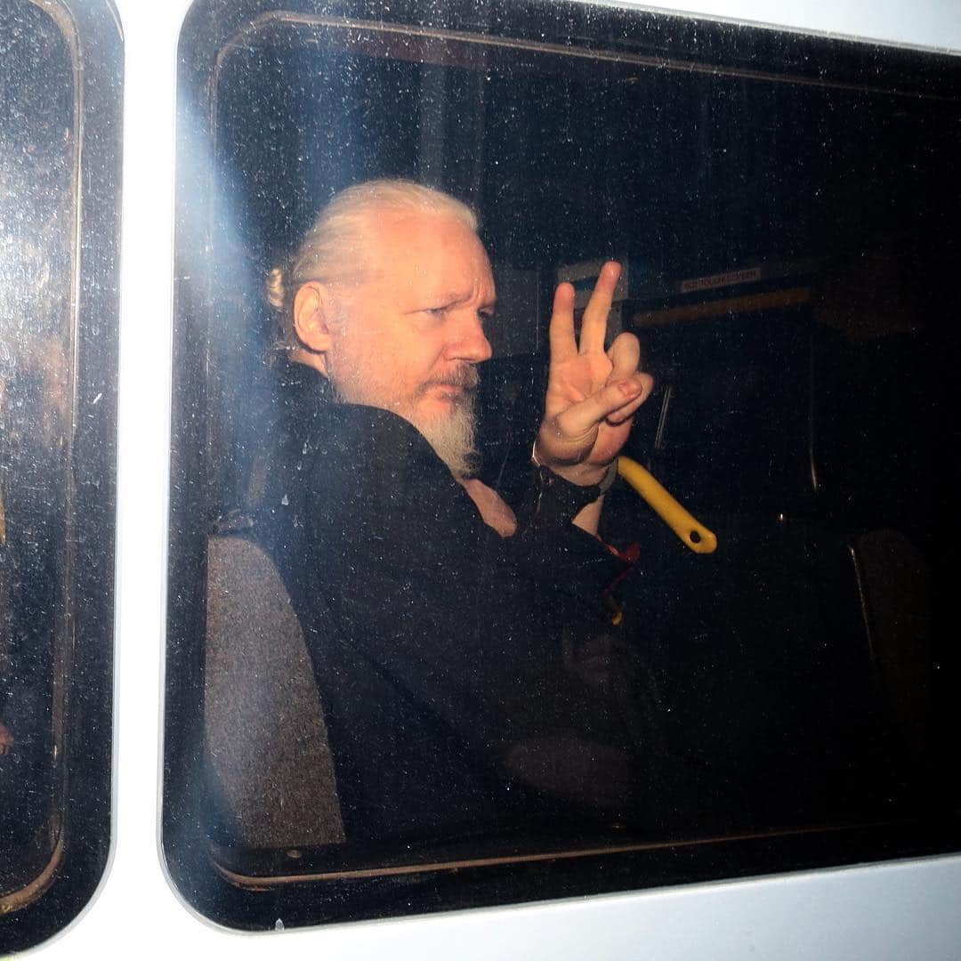 CNNさんのインスタグラム写真 - (CNNInstagram)「After seven years of avoiding extradition to the US, Julian Assange was arrested and removed from the Ecuadorian embassy in London following a notice that his asylum would be revoked by Ecuador's ambassador on Thursday morning. The WikiLeaks founder, who was detained for skipping a UK arrest warrant issued in 2012,  flashed a peace sign and a thumbs up from the police van. Assange has also been indicted in the US for conspiracy to commit computer intrusion in 2010. (📸: Jack Taylor/Getty Images)」4月12日 2時46分 - cnn