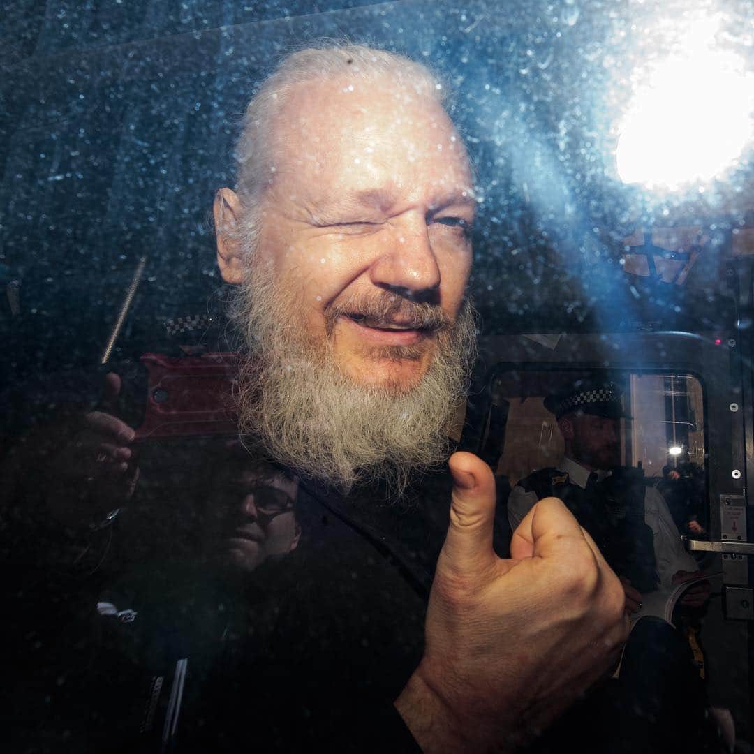 CNNさんのインスタグラム写真 - (CNNInstagram)「After seven years of avoiding extradition to the US, Julian Assange was arrested and removed from the Ecuadorian embassy in London following a notice that his asylum would be revoked by Ecuador's ambassador on Thursday morning. The WikiLeaks founder, who was detained for skipping a UK arrest warrant issued in 2012,  flashed a peace sign and a thumbs up from the police van. Assange has also been indicted in the US for conspiracy to commit computer intrusion in 2010. (📸: Jack Taylor/Getty Images)」4月12日 2時46分 - cnn