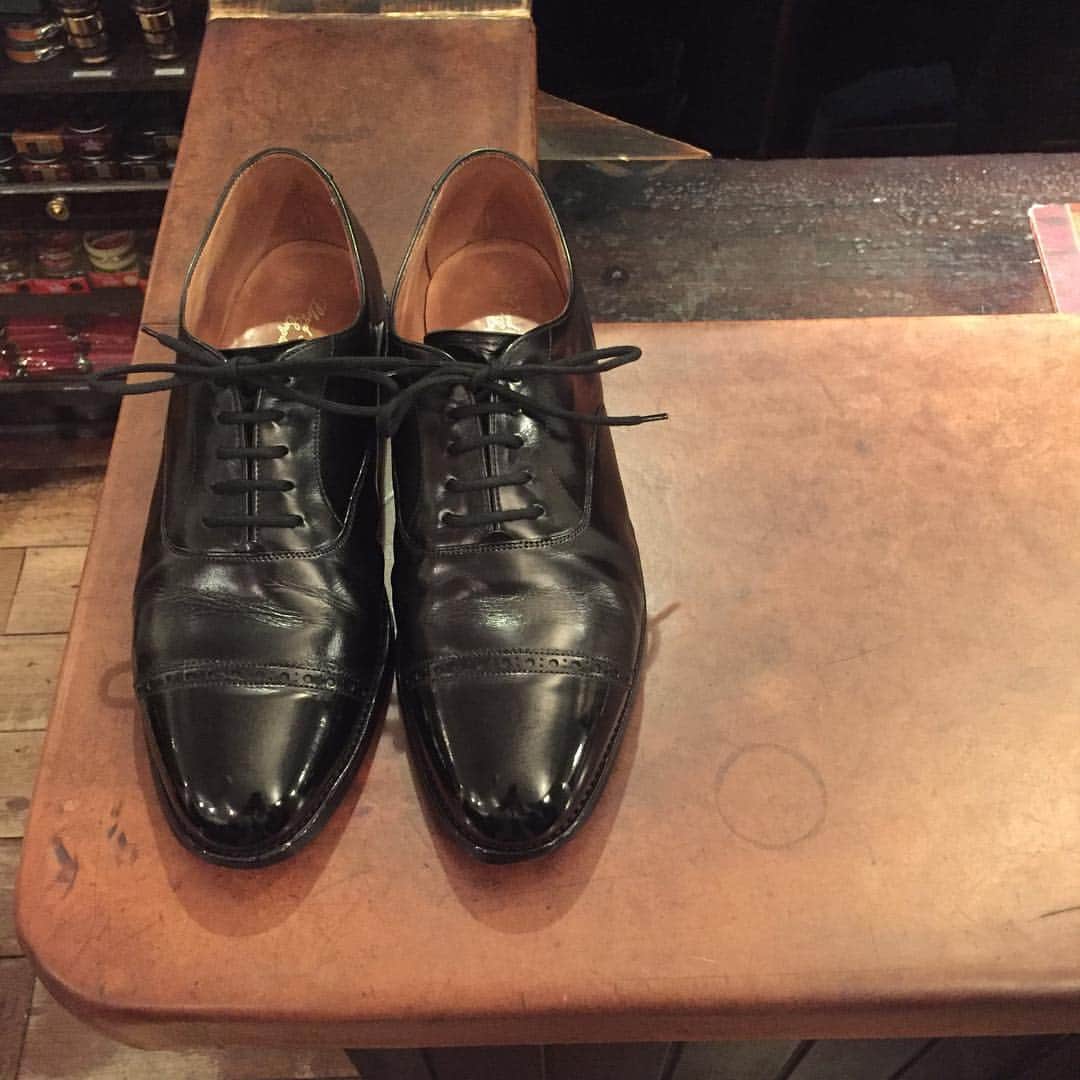 Yuya Hasegawaさんのインスタグラム写真 - (Yuya HasegawaInstagram)「Lloyd footwear. 週末に結婚式を控えた新郎様の靴をガッツリ本気で磨かせて頂きました✨5年履いて最高にカッコよくエイジングしてます！人生の大きな節目、輝いた靴で第一歩を踏み出して下さい！ #lloydfootwear #brifth #shoeshine #くつみがき」4月12日 2時47分 - yuya.hasegawa.brift.h