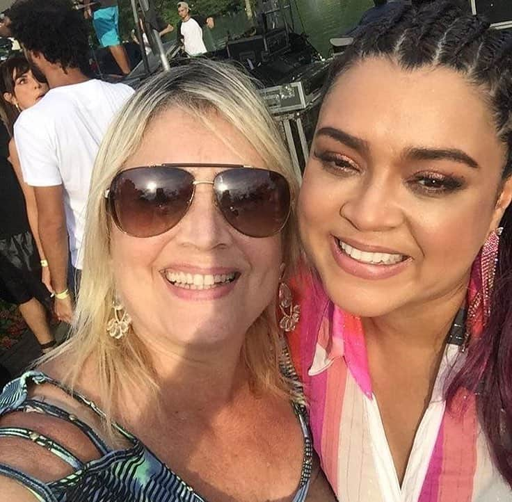 Preta Gilさんのインスタグラム写真 - (Preta GilInstagram)「Hoje é aniversário da minha sogra gata, amiga e amada !!! @marciagodoy_ nesses quase 6 anos que convivemos juntas pude ver de perto a mulher guerreira que você é, a mãe leoa pros seus meninos, mas principalmente vi sua alegria e sua energia que contagia a todos !! Parabéns meu amor, que você descubra a cada dia mais maneiras de ser feliz e que Deus te proteja e guarde para podermos viver mais e mais emoções juntas !! Te amo ❤️」4月12日 2時54分 - pretagil