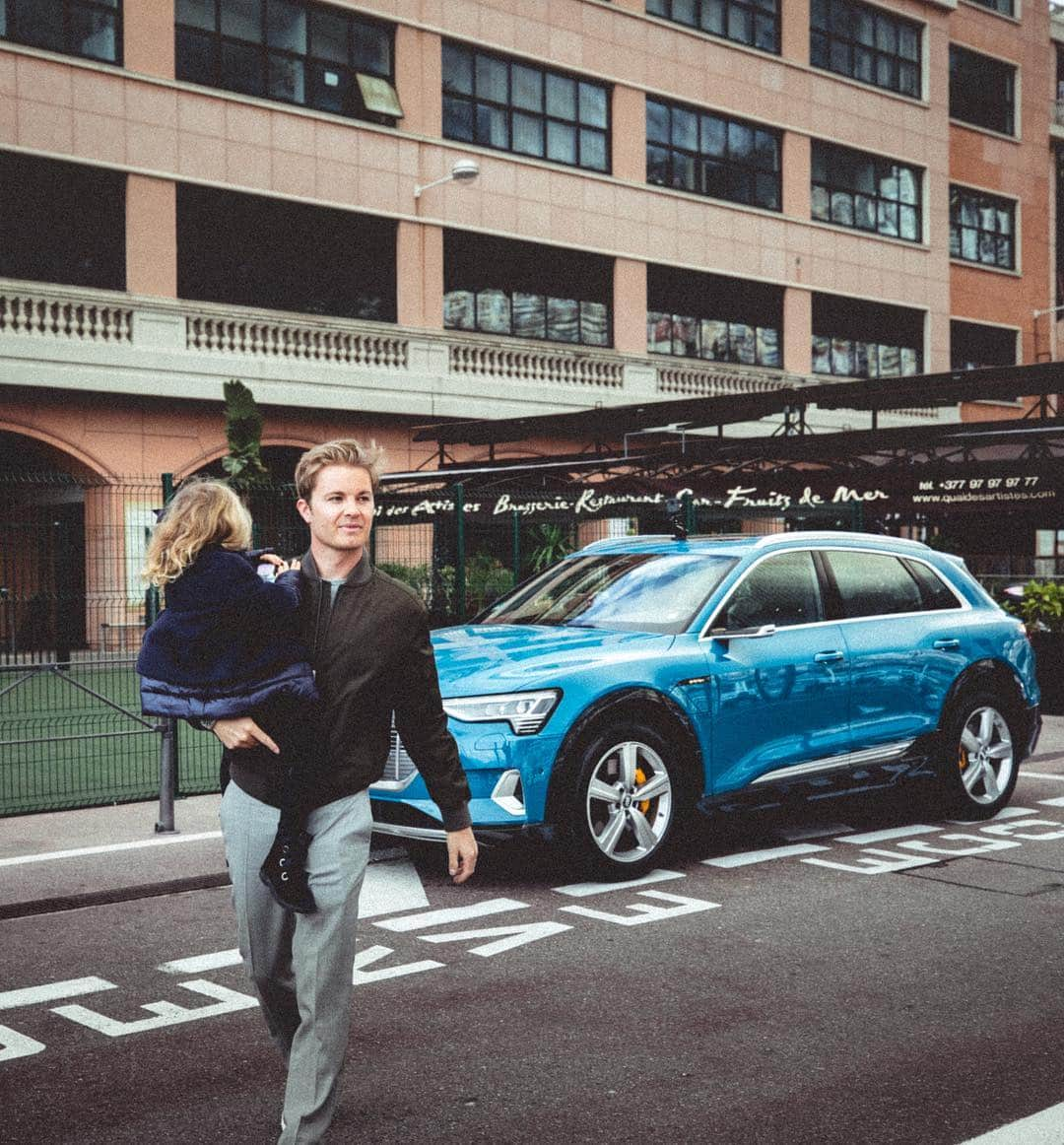 ニコ・ロズベルグさんのインスタグラム写真 - (ニコ・ロズベルグInstagram)「first all electric suv by a german car maker is finally here. actually a good family car. there’s been a lot of development going on for this one, the digital wing mirrors alone bring 5km more range due to their aerodynamic efficiency! 👉🏻 link in bio  #letsgoelectric #audi #audietron #electriccar」4月12日 2時54分 - nicorosberg